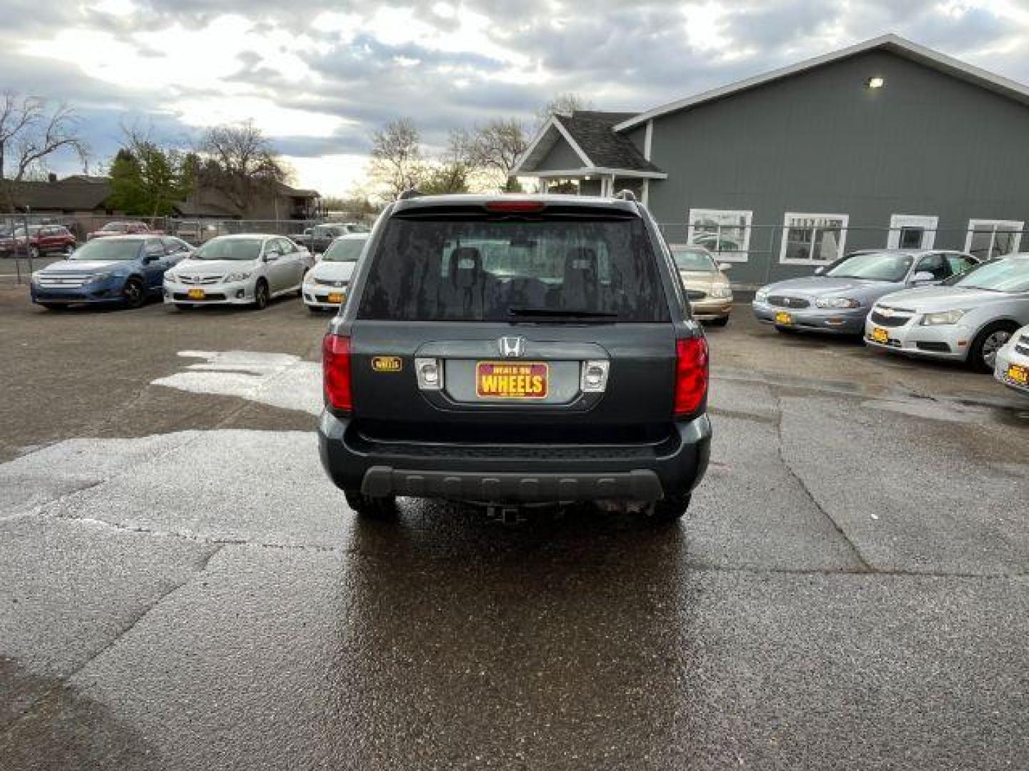 2004 Honda Pilot EX w/ Leather (2HKYF18584H) with an 3.5L V6 SOHC 24V engine, 5-Speed Automatic transmission, located at 1821 N Montana Ave., Helena, MT, 59601, 0.000000, 0.000000 - Photo#4