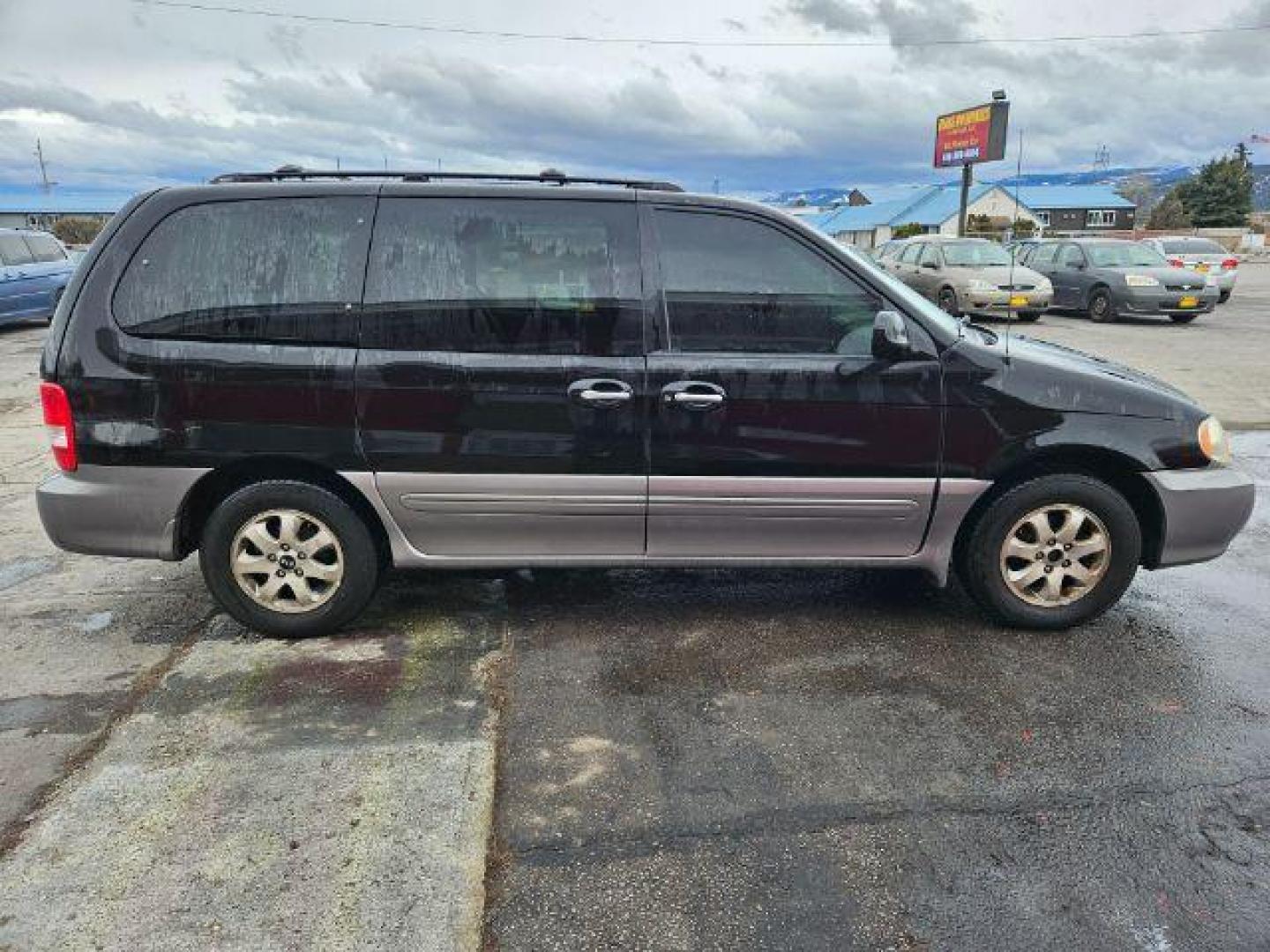 2004 Kia Sedona LX (KNDUP131046) with an 3.5L V6 DOHC 16V engine, 5-Speed Automatic transmission, located at 601 E. Idaho St., Kalispell, MT, 59901, (406) 300-4664, 0.000000, 0.000000 - Photo#5