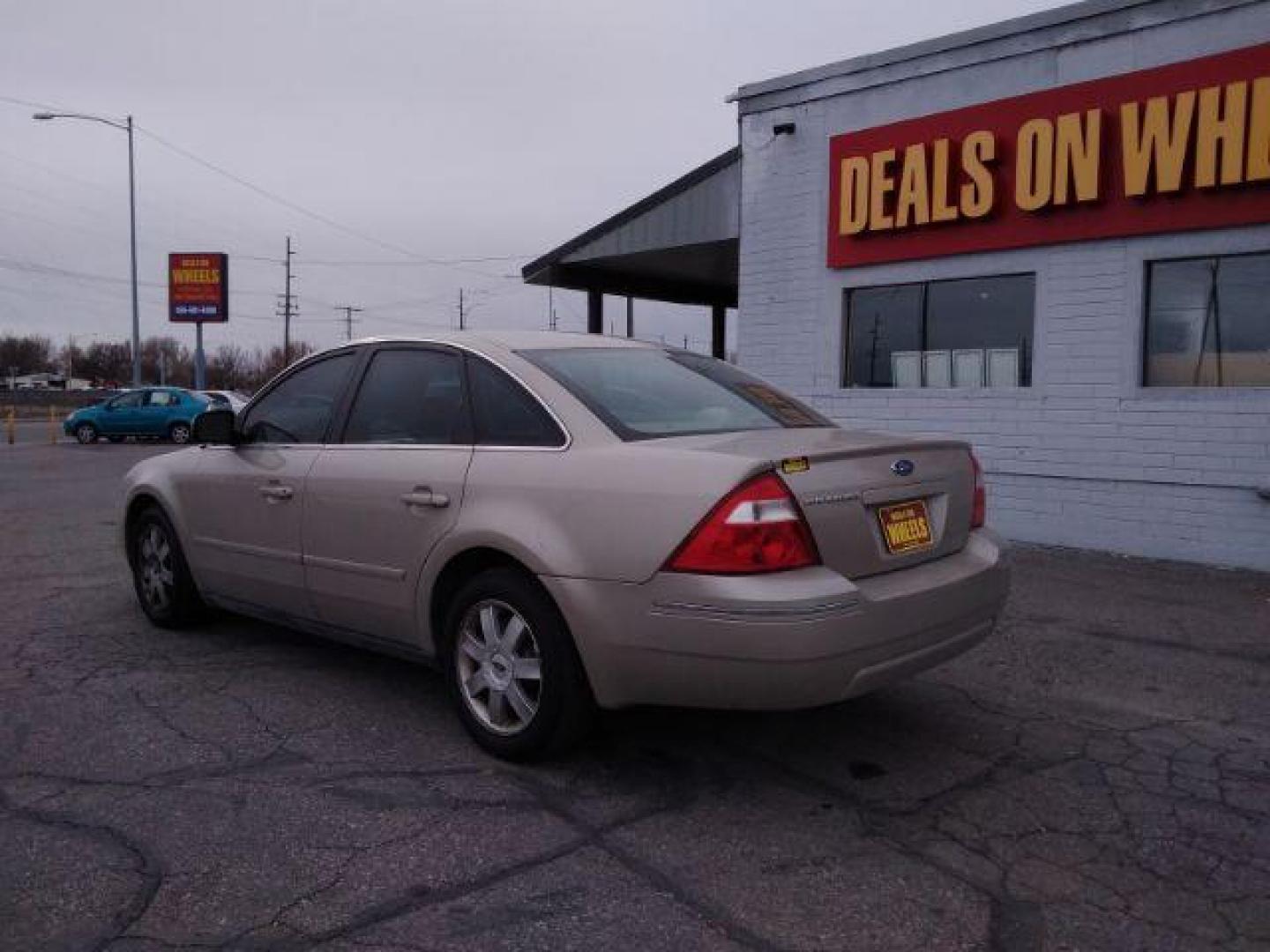 2005 Ford Five Hundred SE (1FAFP23135G) with an 3.0L V6 DOHC 24V engine, located at 4047 Montana Ave., Billings, MT, 59101, 45.770847, -108.529800 - Photo#7