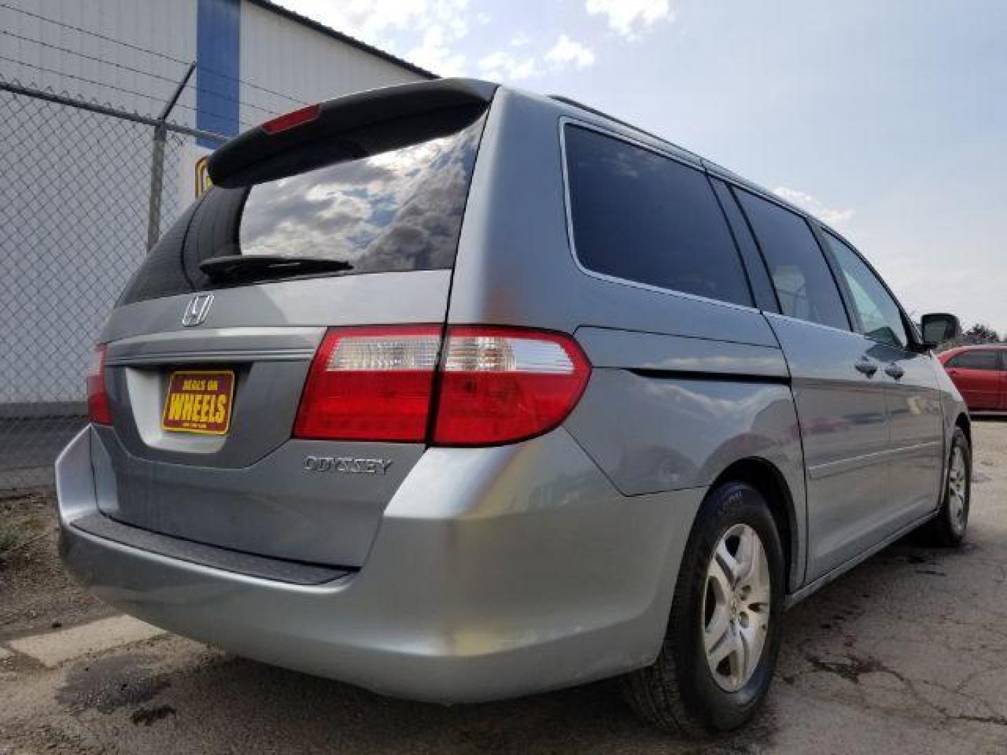 2005 Honda Odyssey EX w/ Leather DVD (5FNRL38735B) with an 3.5L V6 SOHC 24V engine, 5-Speed Automatic transmission, located at 601 E. Idaho St., Kalispell, MT, 59901, (406) 300-4664, 0.000000, 0.000000 - Photo#4