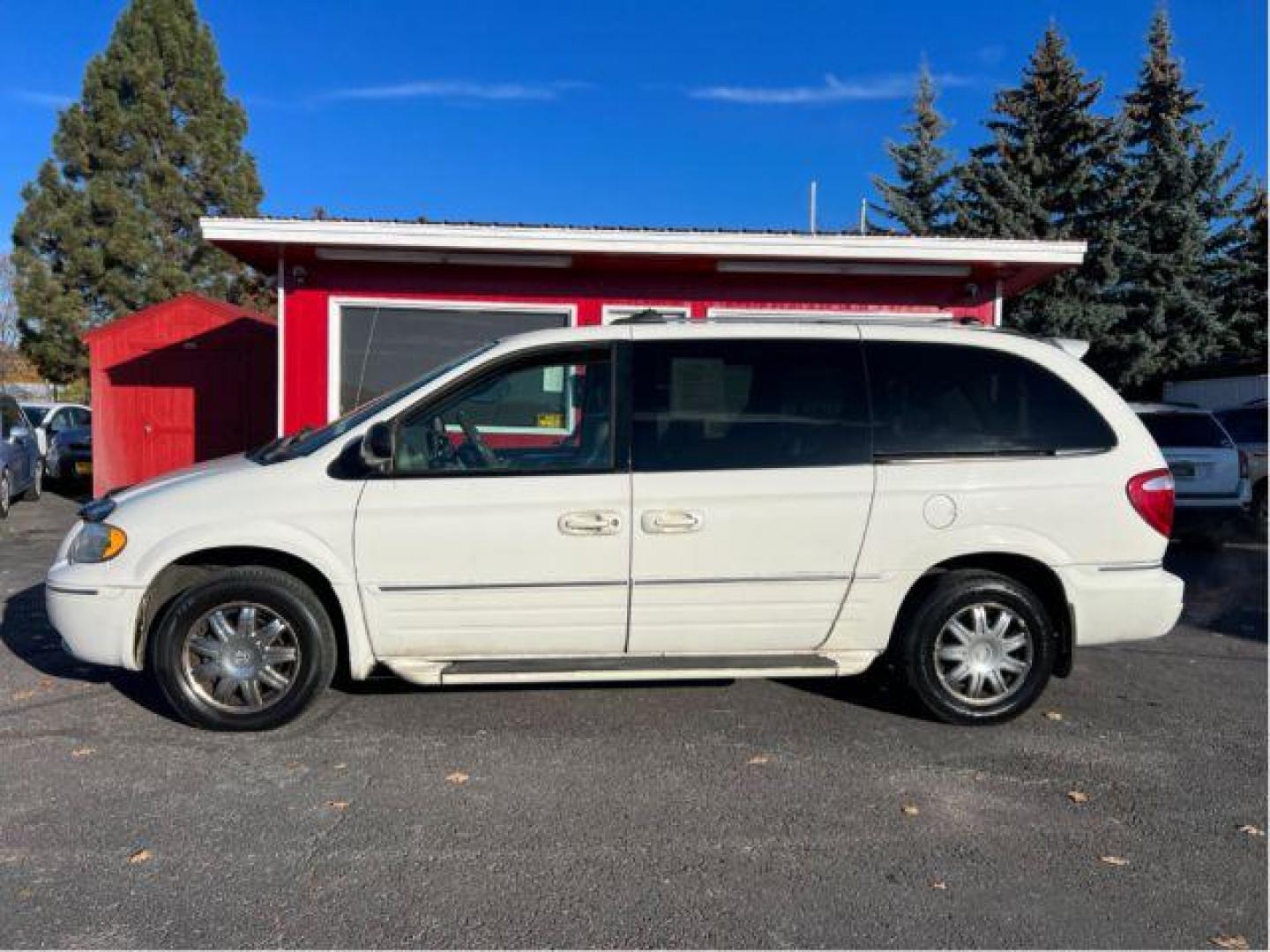 2006 Chrysler Town and Country Limited (2A4GP64L66R) with an 3.8L V6 OHV 12V engine, 4-Speed Automatic transmission, located at 601 E. Idaho St., Kalispell, MT, 59901, (406) 300-4664, 0.000000, 0.000000 - Photo#1