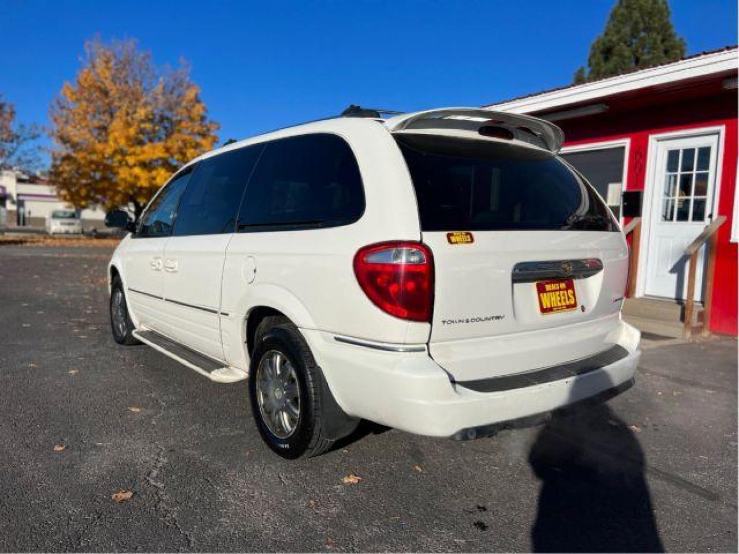 2006 Chrysler Town and Country Limited (2A4GP64L66R) with an 3.8L V6 OHV 12V engine, 4-Speed Automatic transmission, located at 601 E. Idaho St., Kalispell, MT, 59901, (406) 300-4664, 0.000000, 0.000000 - Photo#2