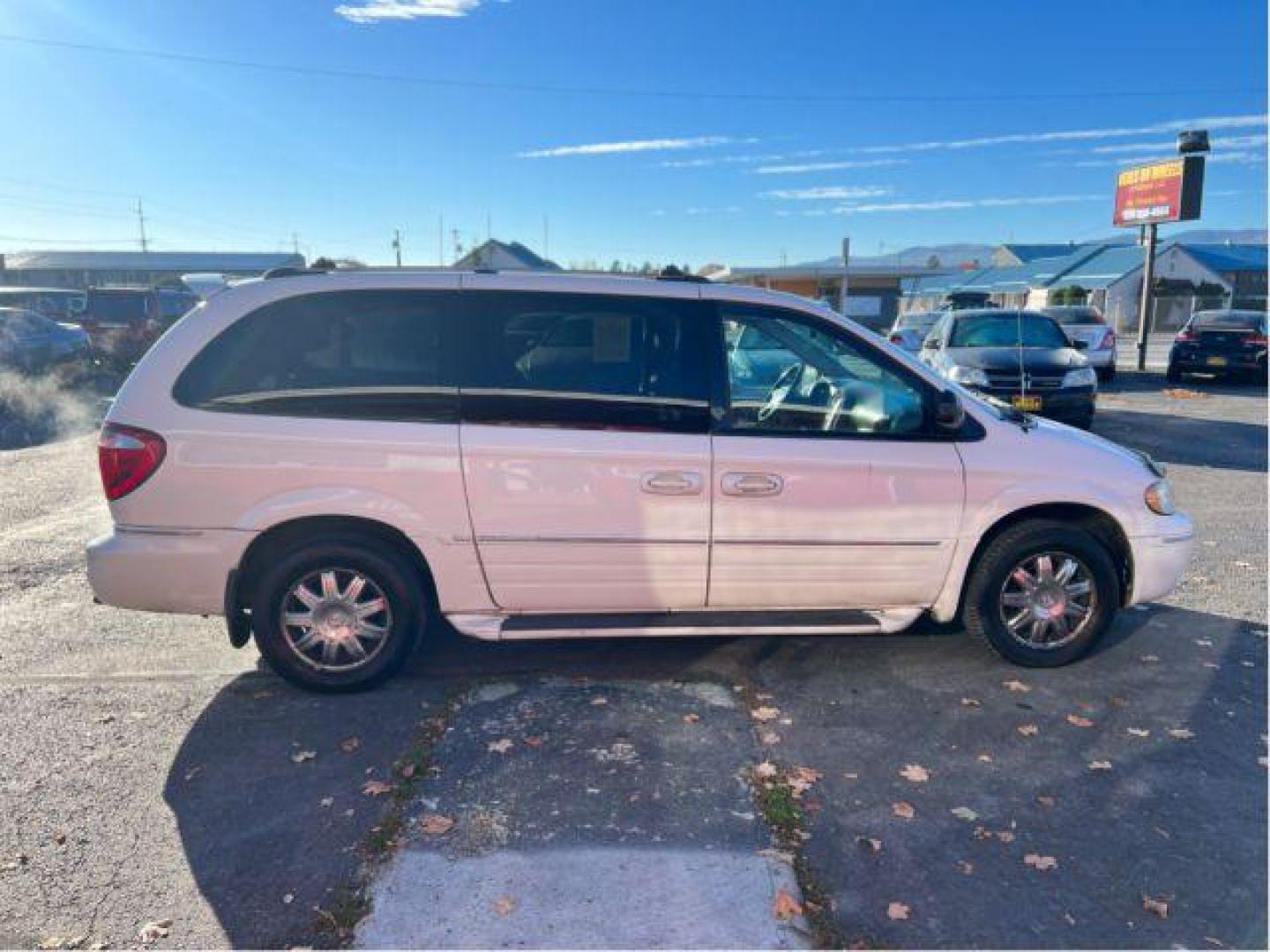 2006 Chrysler Town and Country Limited (2A4GP64L66R) with an 3.8L V6 OHV 12V engine, 4-Speed Automatic transmission, located at 601 E. Idaho St., Kalispell, MT, 59901, (406) 300-4664, 0.000000, 0.000000 - Photo#4