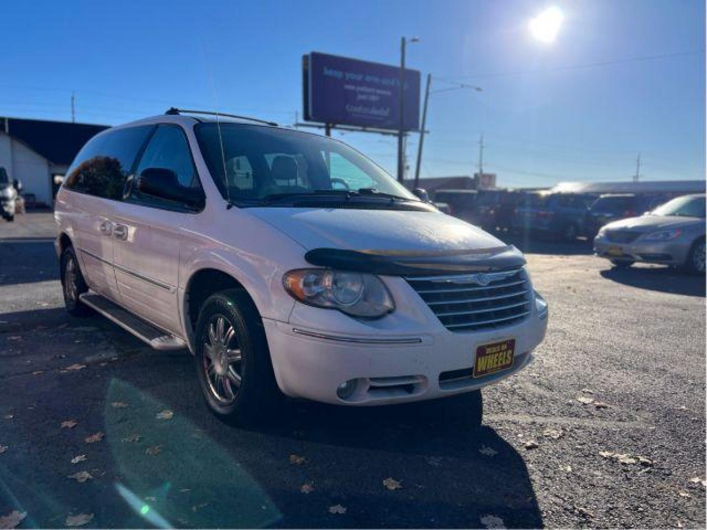 2006 Chrysler Town and Country Limited (2A4GP64L66R) with an 3.8L V6 OHV 12V engine, 4-Speed Automatic transmission, located at 601 E. Idaho St., Kalispell, MT, 59901, (406) 300-4664, 0.000000, 0.000000 - Photo#5