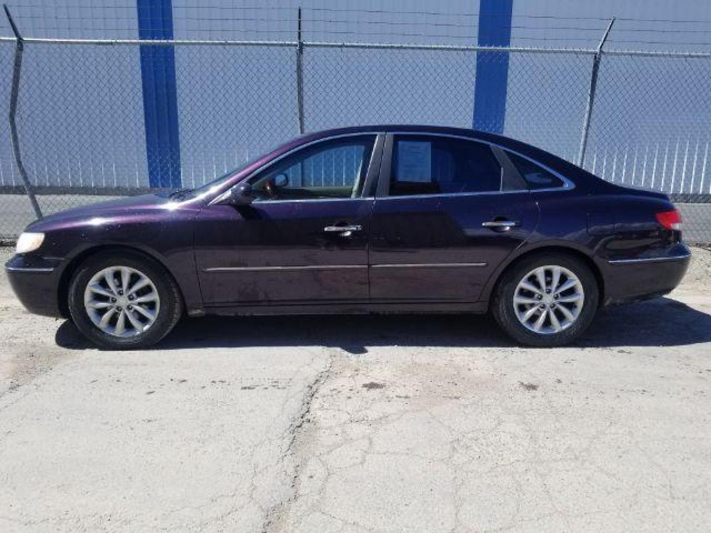 2006 Hyundai Azera Limited (KMHFC46F06A) with an 3.8L V6 DOHC 24V engine, 5-Speed Automatic transmission, located at 4801 10th Ave S,, Great Falls, MT, 59405, 0.000000, 0.000000 - Photo#2