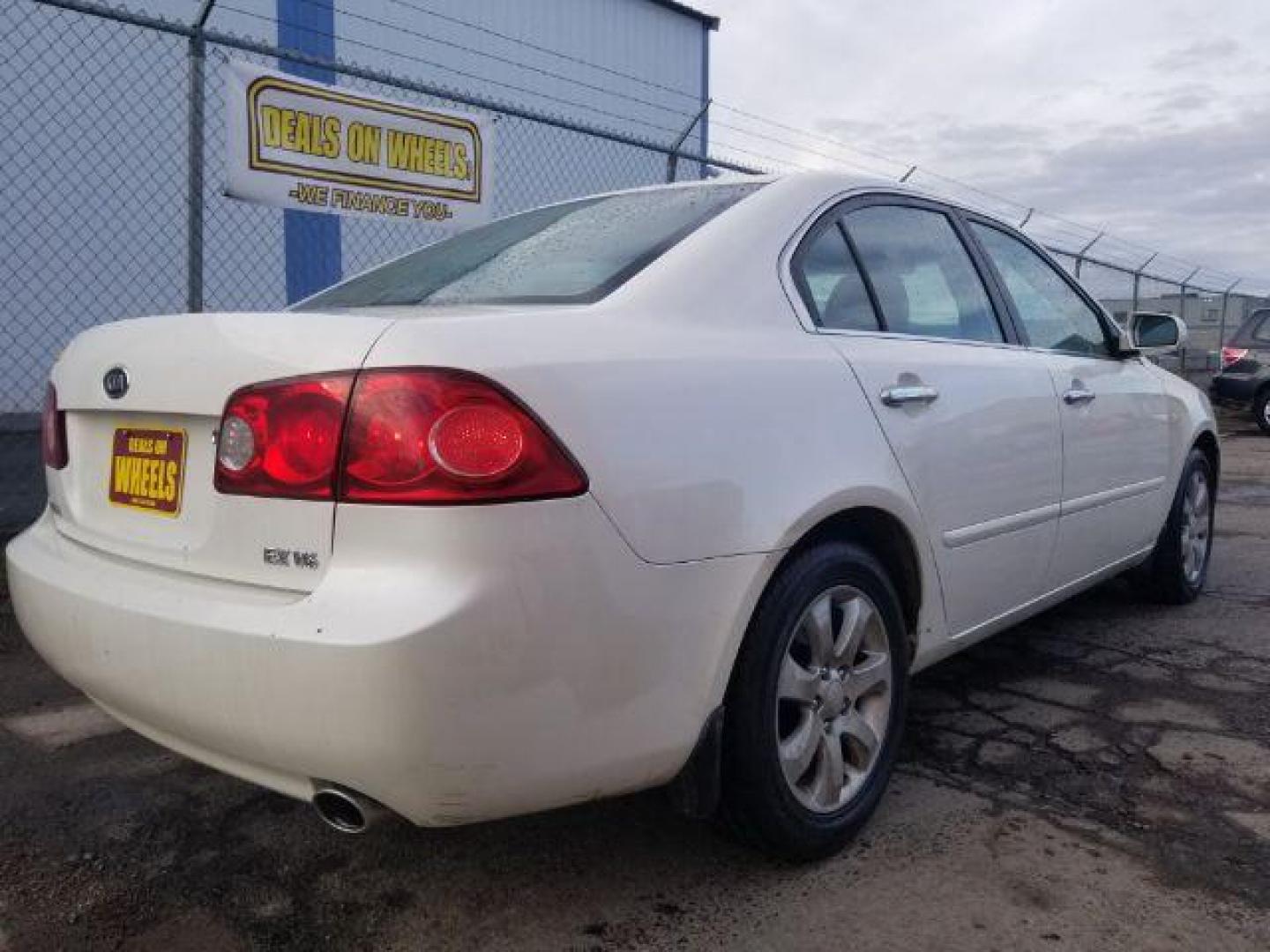 2006 Kia Optima EX V6 (KNAGE124965) with an 2.7L V6 24V DOHC engine, 4-Speed Automatic transmission, located at 601 E. Idaho St., Kalispell, MT, 59901, (406) 300-4664, 0.000000, 0.000000 - Photo#4