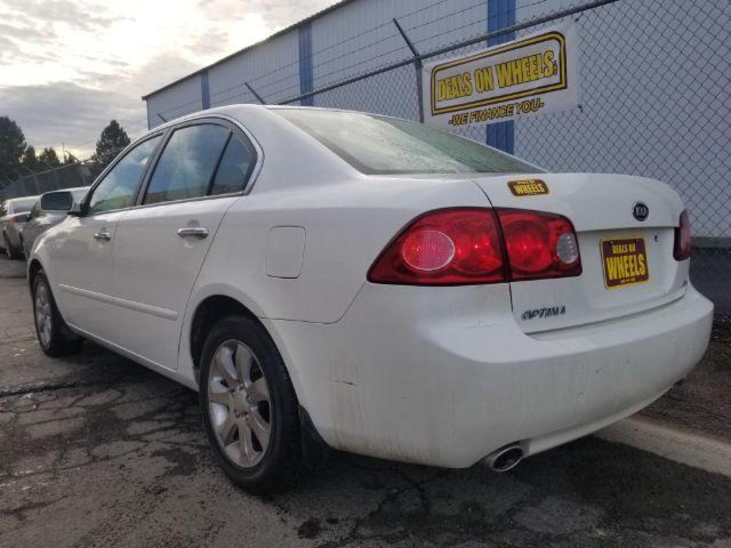 2006 Kia Optima EX V6 (KNAGE124965) with an 2.7L V6 24V DOHC engine, 4-Speed Automatic transmission, located at 601 E. Idaho St., Kalispell, MT, 59901, (406) 300-4664, 0.000000, 0.000000 - Photo#5