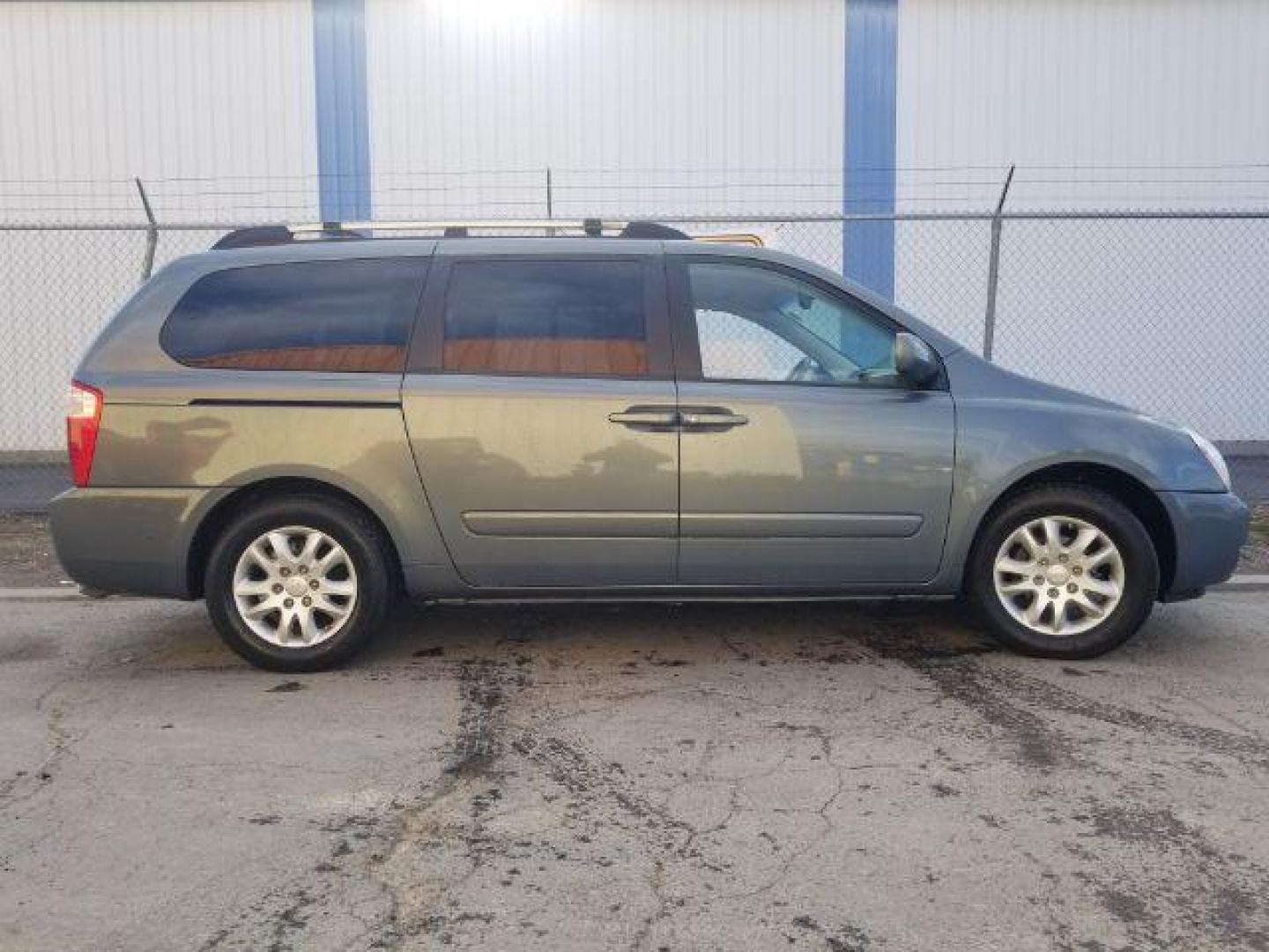 2006 Kia Sedona EX (KNDMB233866) with an 3.5L V6 DOHC 24V engine, 5-Speed Automatic transmission, located at 4047 Montana Ave., Billings, MT, 59101, 45.770847, -108.529800 - Photo#3