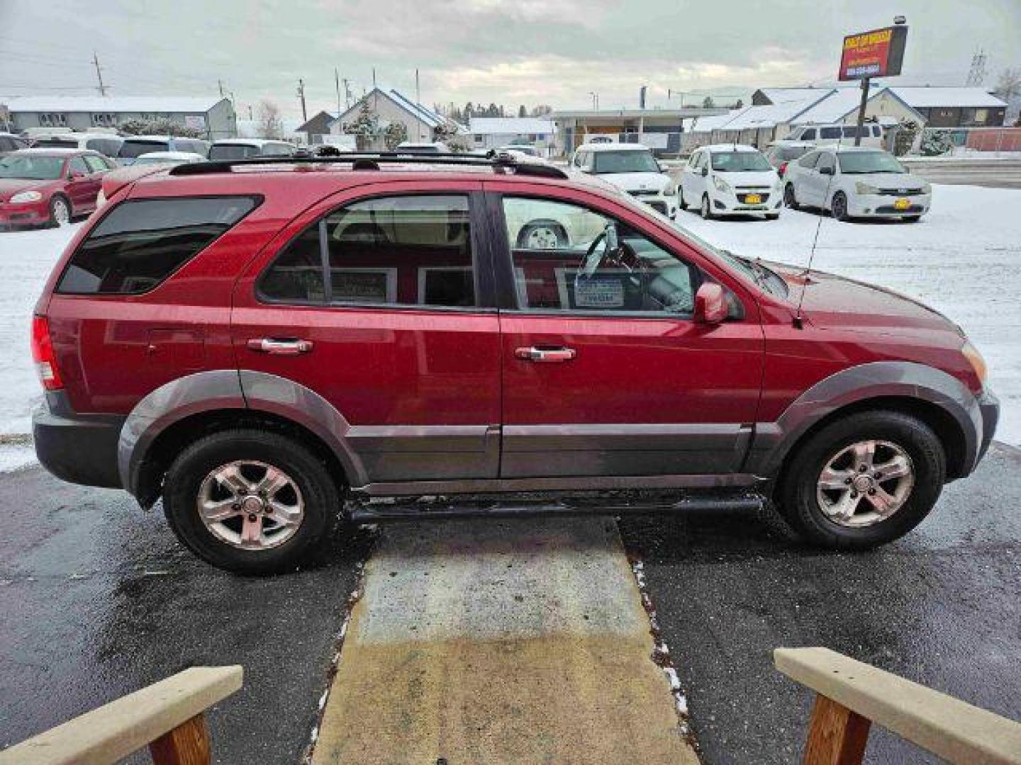 2006 Kia Sorento EX 4WD (KNDJC733665) with an 3.5L V6 DOHC 16V engine, 5-Speed Automatic transmission, located at 601 E. Idaho St., Kalispell, MT, 59901, (406) 300-4664, 0.000000, 0.000000 - Photo#5