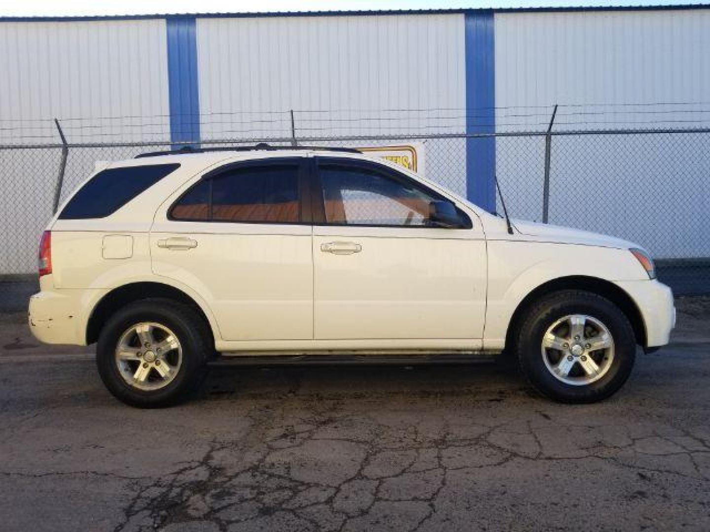 2006 Kia Sorento LX 4WD (KNDJC733865) with an 3.5L V6 DOHC 16V engine, located at 601 E. Idaho St., Kalispell, MT, 59901, (406) 300-4664, 0.000000, 0.000000 - Photo#3