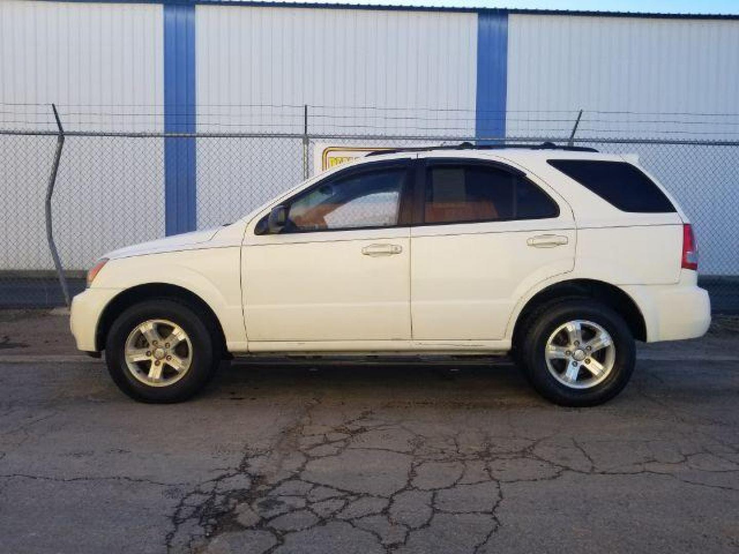 2006 Kia Sorento LX 4WD (KNDJC733865) with an 3.5L V6 DOHC 16V engine, located at 601 E. Idaho St., Kalispell, MT, 59901, (406) 300-4664, 0.000000, 0.000000 - Photo#5