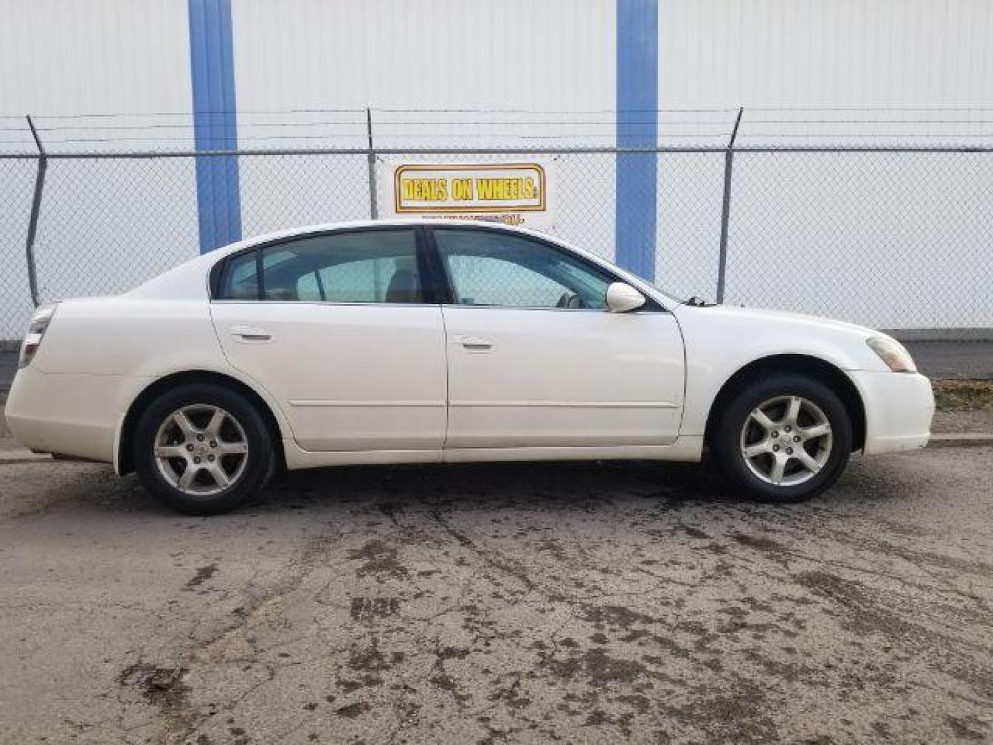 2006 Nissan Altima 3.5 SE (1N4BL11D46N) with an 3.5L V6 DOHC 24V engine, located at 601 E. Idaho St., Kalispell, MT, 59901, (406) 300-4664, 0.000000, 0.000000 - Photo#3