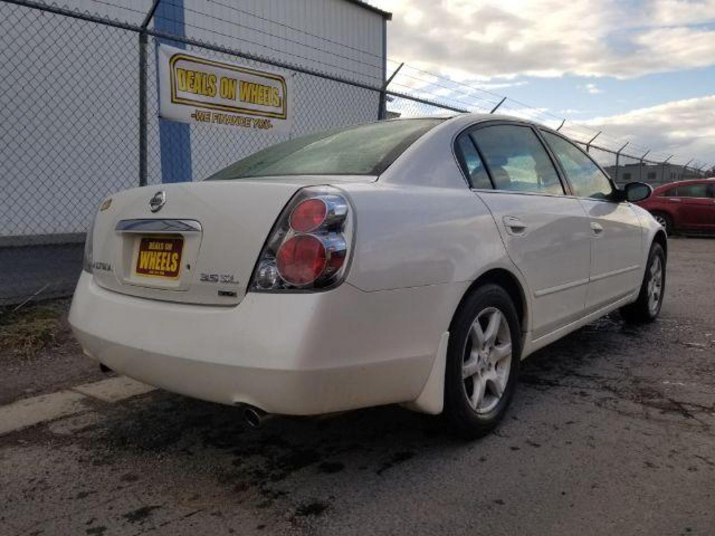 2006 Nissan Altima 3.5 SE (1N4BL11D46N) with an 3.5L V6 DOHC 24V engine, located at 601 E. Idaho St., Kalispell, MT, 59901, (406) 300-4664, 0.000000, 0.000000 - Photo#4