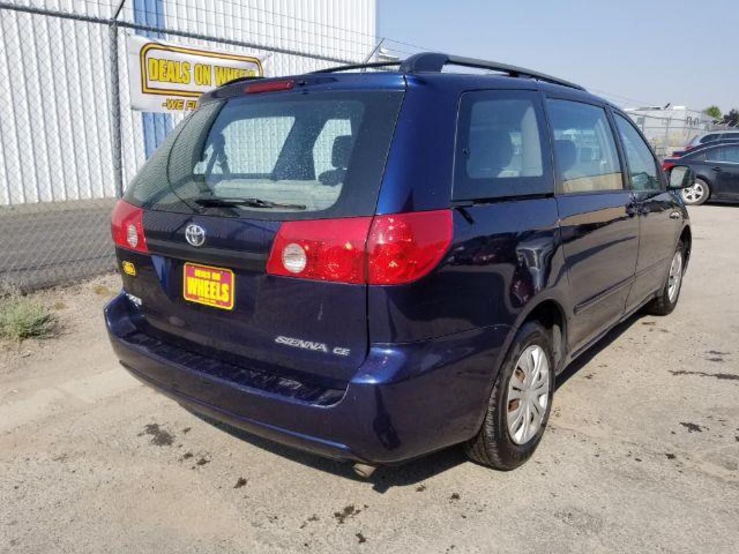 2006 Toyota Sienna LE 8-Passenger (5TDZA23C96S) with an 3.3L V6 DOHC 24V engine, 5-Speed Automatic transmission, located at 1821 N Montana Ave., Helena, MT, 59601, 0.000000, 0.000000 - Photo#4