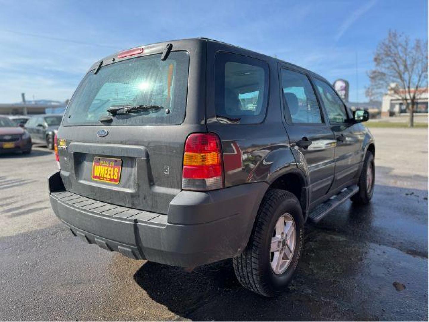 2007 Tungsten Grey Metallic Ford Escape XLS 4WD (1FMCU92Z87K) with an 2.3L L4 DOHC 16V engine, 4-Speed Automatic transmission, located at 601 E. Idaho St., Kalispell, MT, 59901, (406) 300-4664, 0.000000, 0.000000 - Photo#2