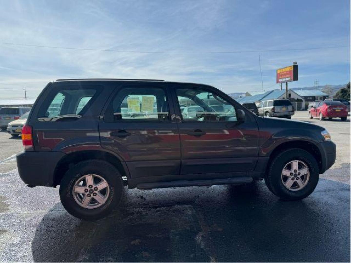 2007 Tungsten Grey Metallic Ford Escape XLS 4WD (1FMCU92Z87K) with an 2.3L L4 DOHC 16V engine, 4-Speed Automatic transmission, located at 601 E. Idaho St., Kalispell, MT, 59901, (406) 300-4664, 0.000000, 0.000000 - Photo#3