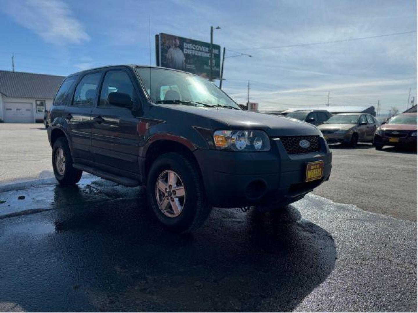 2007 Tungsten Grey Metallic Ford Escape XLS 4WD (1FMCU92Z87K) with an 2.3L L4 DOHC 16V engine, 4-Speed Automatic transmission, located at 601 E. Idaho St., Kalispell, MT, 59901, (406) 300-4664, 0.000000, 0.000000 - Photo#4