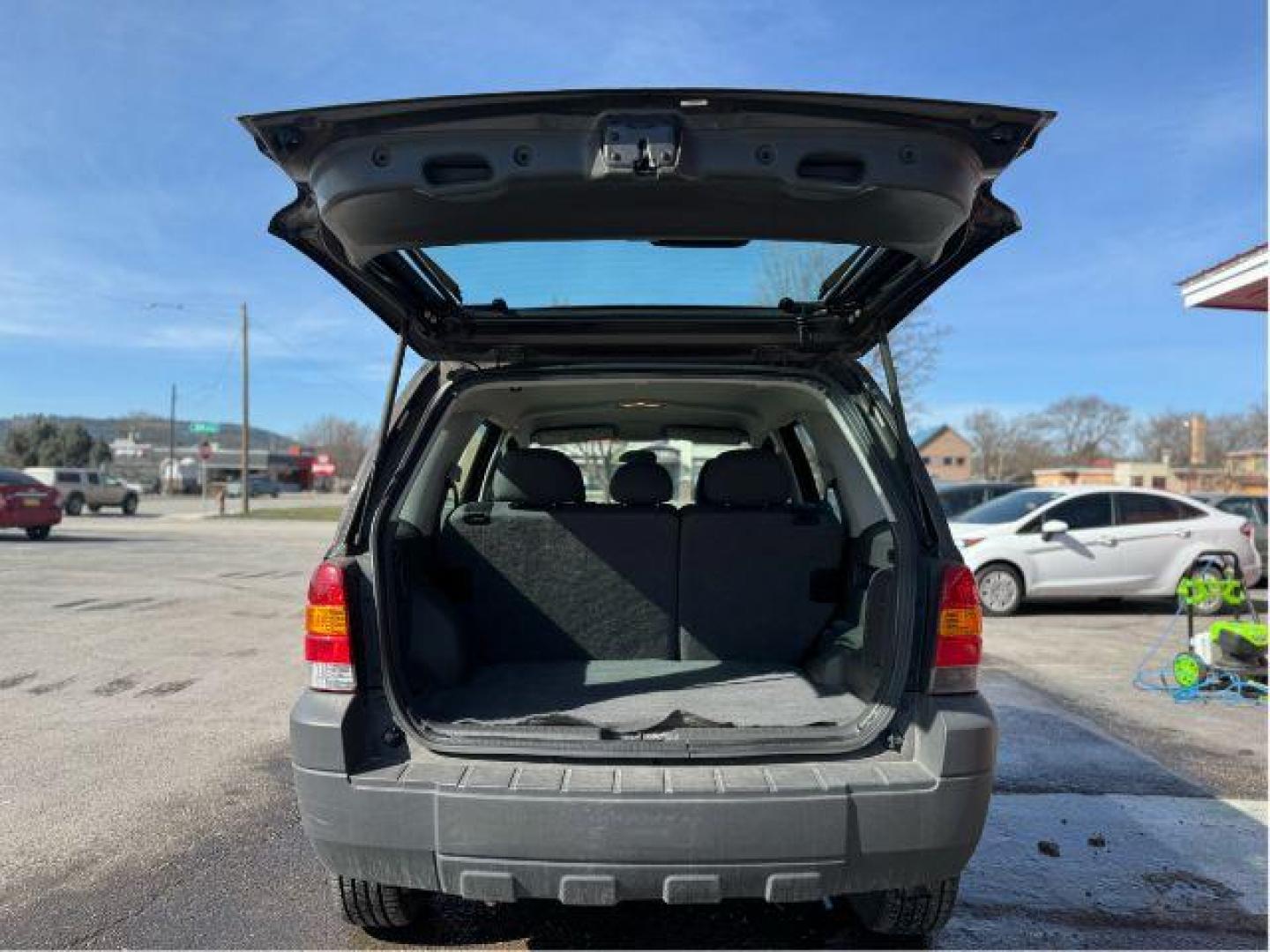 2007 Tungsten Grey Metallic Ford Escape XLS 4WD (1FMCU92Z87K) with an 2.3L L4 DOHC 16V engine, 4-Speed Automatic transmission, located at 601 E. Idaho St., Kalispell, MT, 59901, (406) 300-4664, 0.000000, 0.000000 - Photo#5