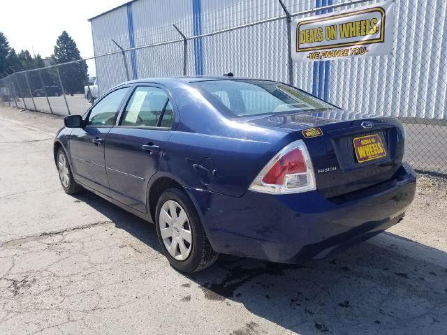 2007 Ford Fusion S (3FAHP06Z97R) with an 2.3L L4 DOHC 16V engine, located at 601 E. Idaho St., Kalispell, MT, 59901, (406) 300-4664, 0.000000, 0.000000 - Photo#3