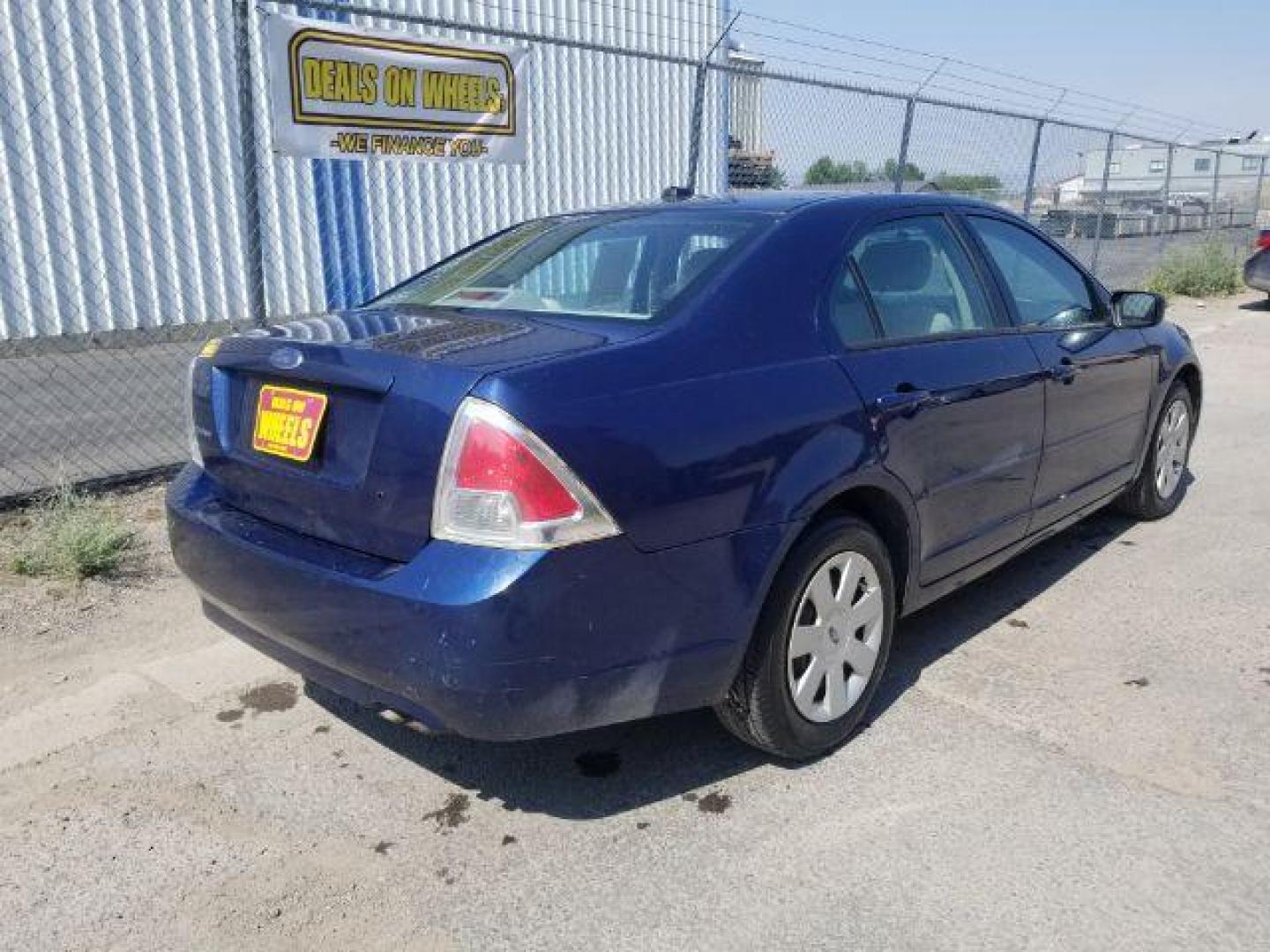 2007 Ford Fusion S (3FAHP06Z97R) with an 2.3L L4 DOHC 16V engine, located at 601 E. Idaho St., Kalispell, MT, 59901, (406) 300-4664, 0.000000, 0.000000 - Photo#4