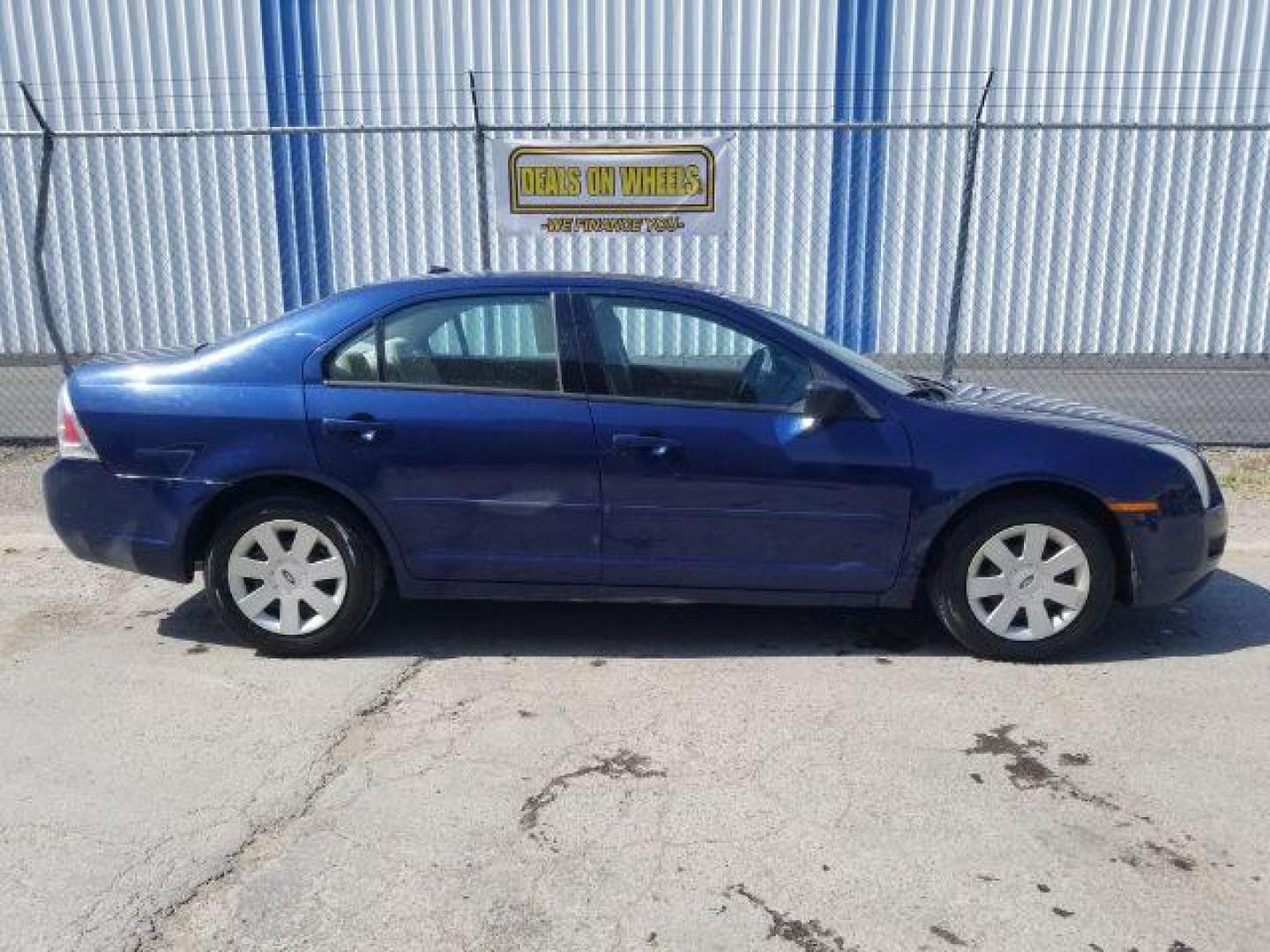 2007 Ford Fusion S (3FAHP06Z97R) with an 2.3L L4 DOHC 16V engine, located at 601 E. Idaho St., Kalispell, MT, 59901, (406) 300-4664, 0.000000, 0.000000 - Photo#5