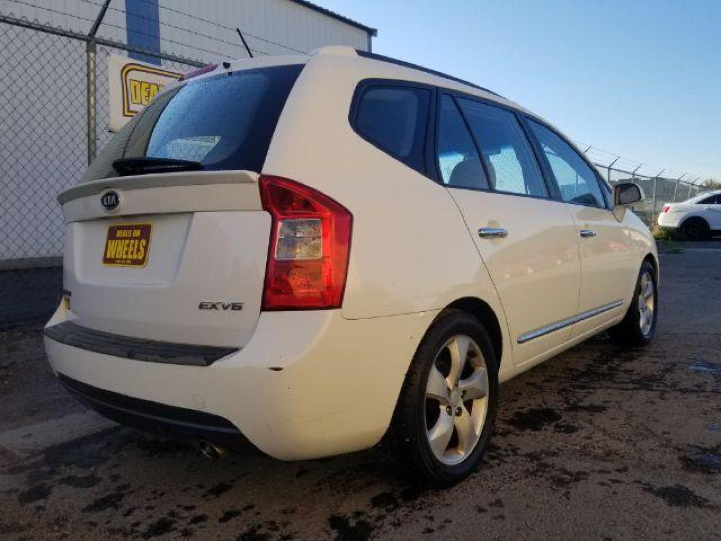 2007 Kia Rondo EX V6 (KNAFG526277) with an 2.7L V6 DOHC 24V engine, 4-Speed Automatic transmission, located at 1800 West Broadway, Missoula, 59808, (406) 543-1986, 46.881348, -114.023628 - Photo#4