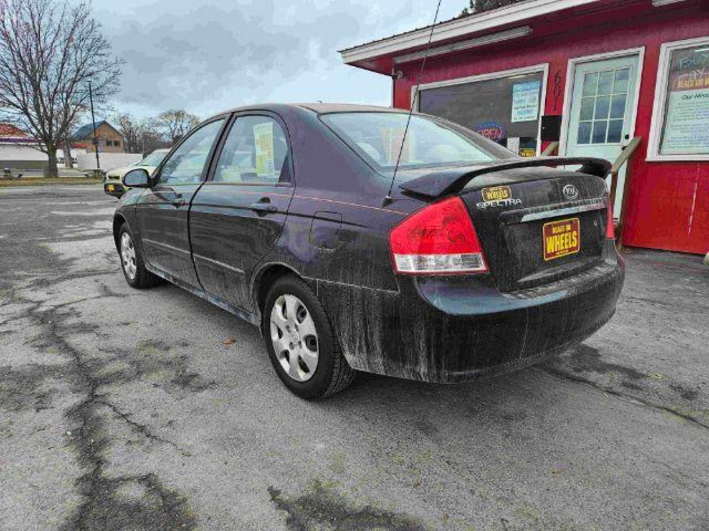 2007 Kia Spectra EX (KNAFE122675) with an 2.0L L4 DOHC 16V engine, located at 601 E. Idaho St., Kalispell, MT, 59901, (406) 300-4664, 0.000000, 0.000000 - Photo#2