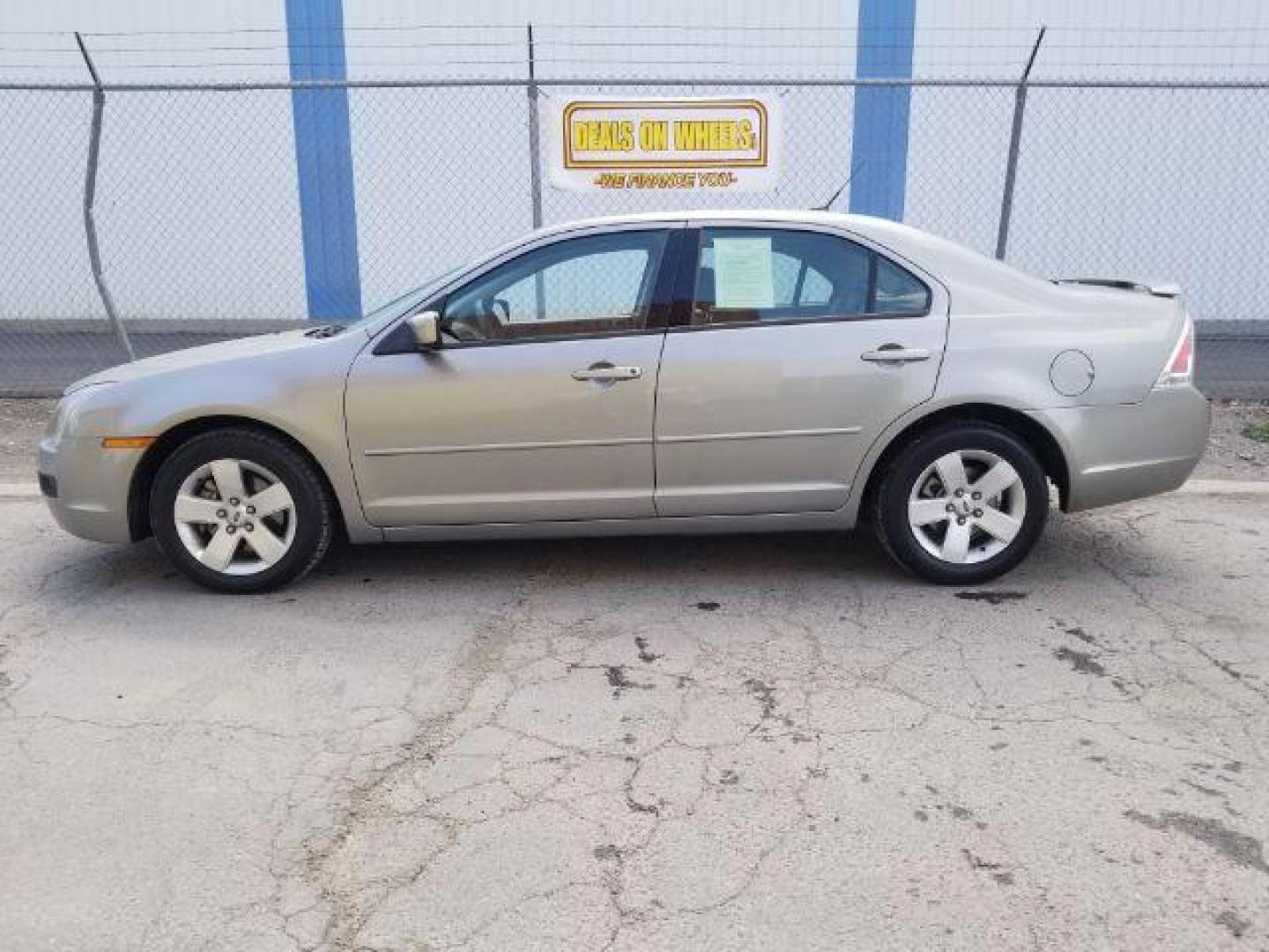 2008 Ford Fusion SE (3FAHP07Z48R) with an 2.3L L4 DOHC 16V engine, located at 601 E. Idaho St., Kalispell, MT, 59901, (406) 300-4664, 0.000000, 0.000000 - Photo#2