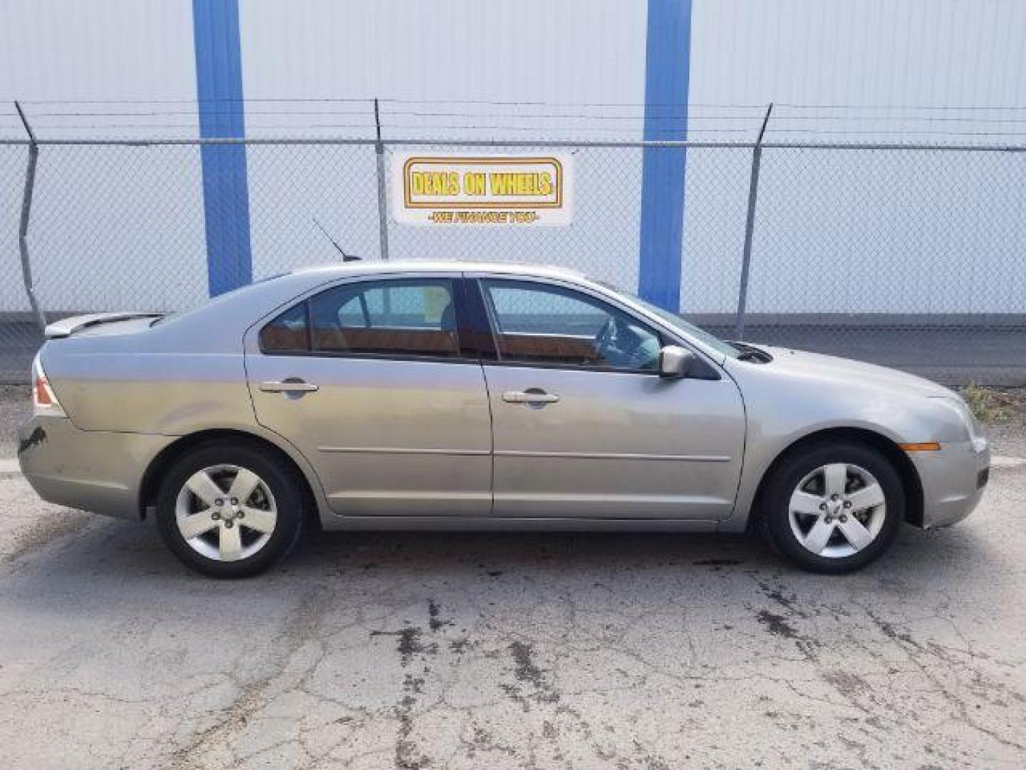 2008 Ford Fusion SE (3FAHP07Z48R) with an 2.3L L4 DOHC 16V engine, located at 601 E. Idaho St., Kalispell, MT, 59901, (406) 300-4664, 0.000000, 0.000000 - Photo#6