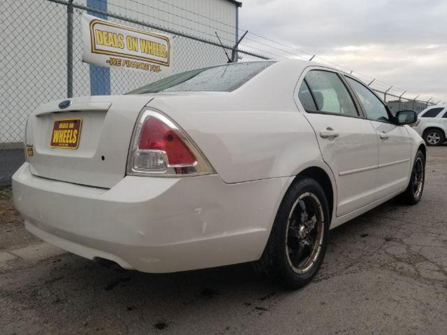 2008 Ford Fusion S (3FAHP06Z58R) with an 2.3L L4 DOHC 16V engine, located at 601 E. Idaho St., Kalispell, MT, 59901, (406) 300-4664, 0.000000, 0.000000 - Photo#4