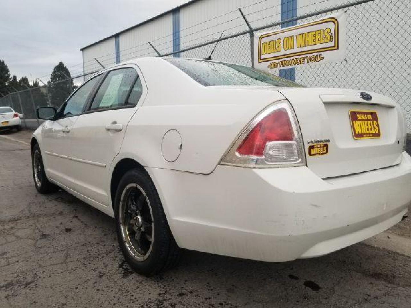 2008 Ford Fusion S (3FAHP06Z58R) with an 2.3L L4 DOHC 16V engine, located at 601 E. Idaho St., Kalispell, MT, 59901, (406) 300-4664, 0.000000, 0.000000 - Photo#5