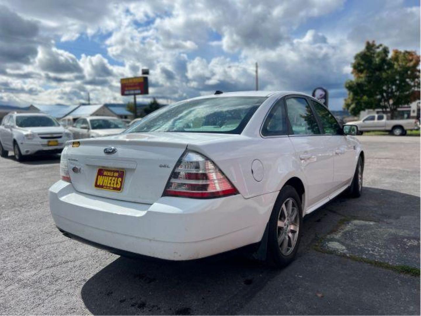 2008 Ford Taurus SEL (1FAHP24W48G) with an 3.5L V6 DOHC 24V engine, 6-Speed Automatic transmission, located at 601 E. Idaho St., Kalispell, MT, 59901, (406) 300-4664, 0.000000, 0.000000 - Photo#4