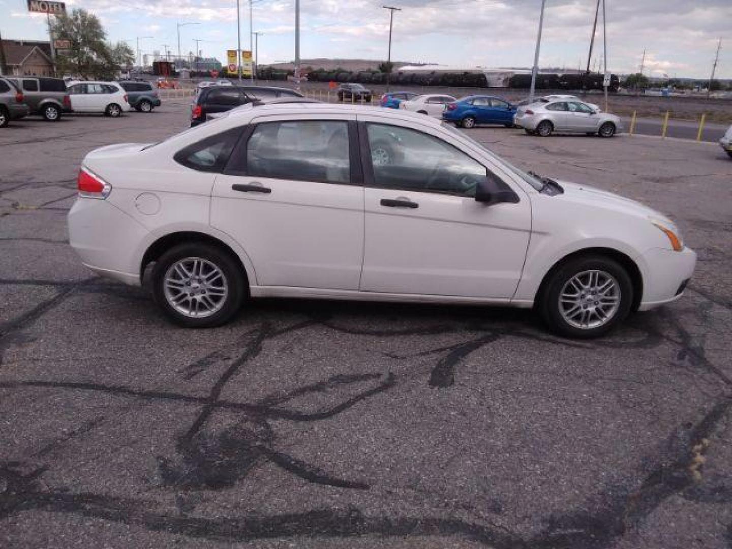 2009 Ford Focus SE Sedan (1FAHP35N29W) with an 2.0L L4 DOHC 16V engine, located at 4047 Montana Ave., Billings, MT, 59101, 45.770847, -108.529800 - Photo#3