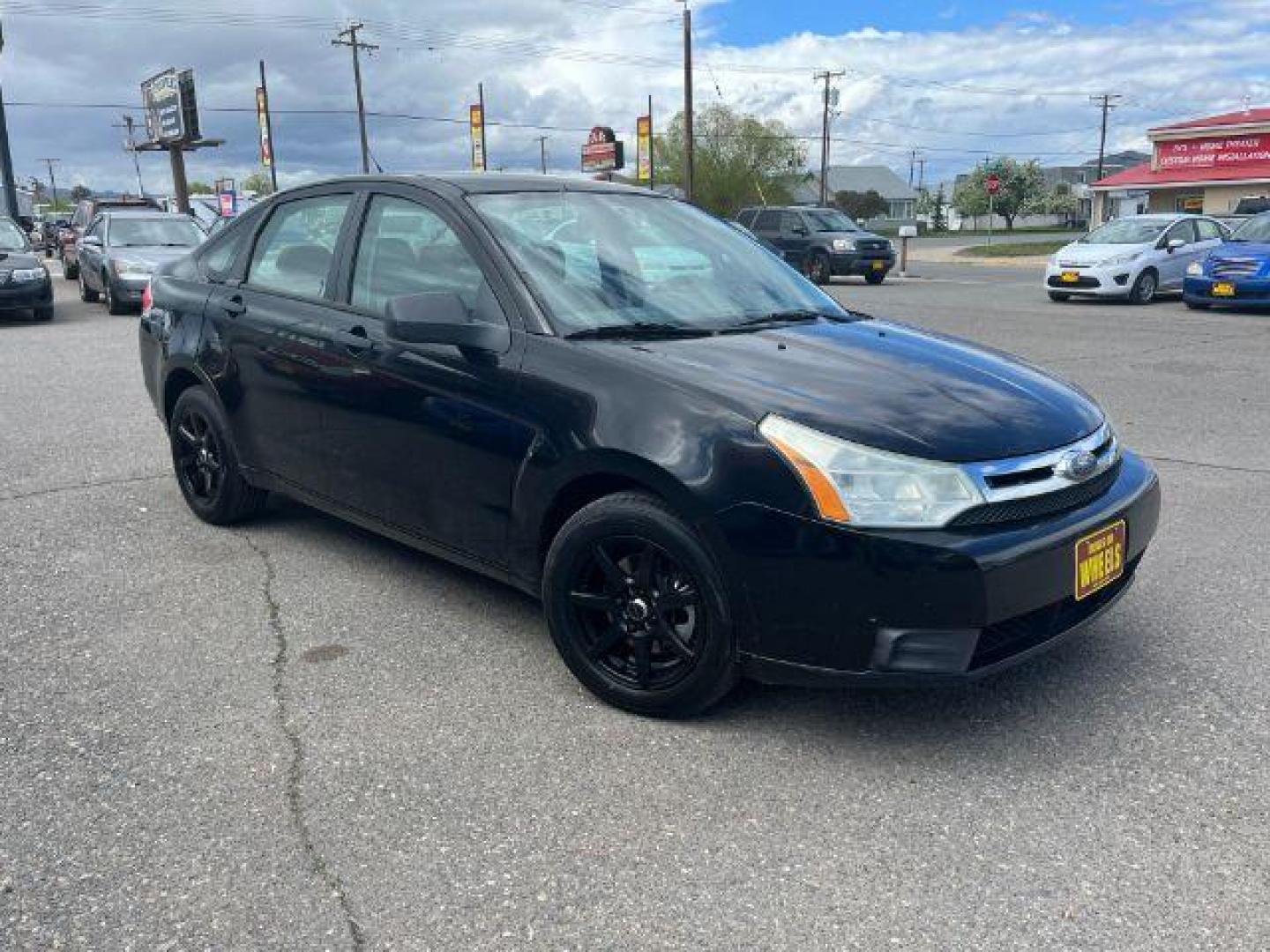 2009 Ford Focus SE Sedan (1FAHP35N99W) with an 2.0L L4 DOHC 16V engine, located at 1821 N Montana Ave., Helena, MT, 59601, 0.000000, 0.000000 - Photo#2