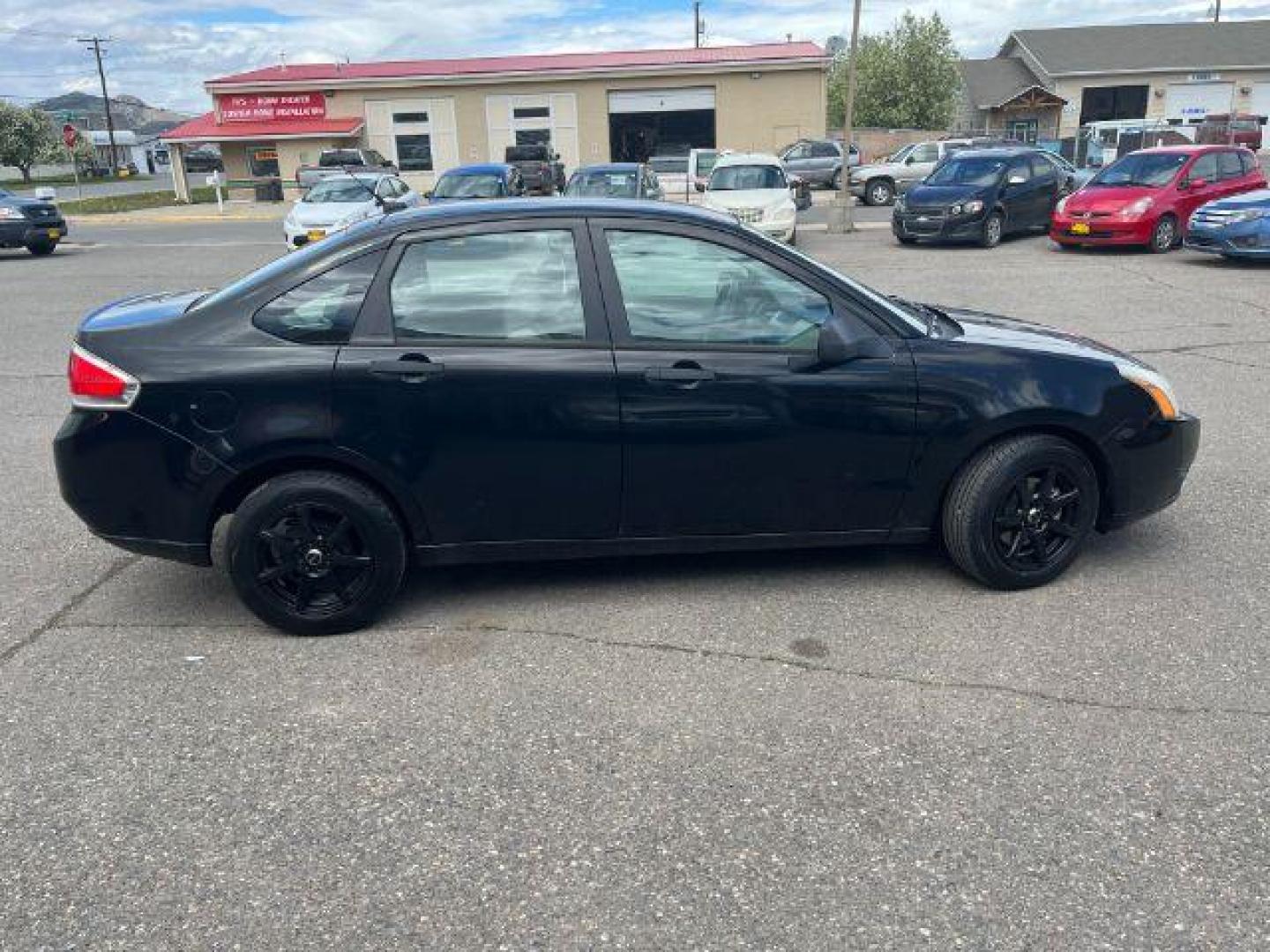 2009 Ford Focus SE Sedan (1FAHP35N99W) with an 2.0L L4 DOHC 16V engine, located at 1821 N Montana Ave., Helena, MT, 59601, 0.000000, 0.000000 - Photo#3