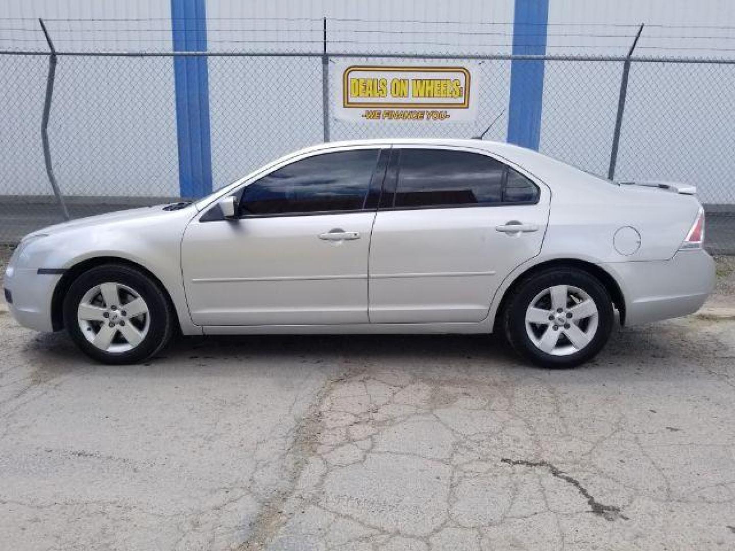 2009 Ford Fusion I4 SE (3FAHP07Z19R) with an 2.3L L4 DOHC 16V engine, located at 4801 10th Ave S,, Great Falls, MT, 59405, 0.000000, 0.000000 - Photo#2