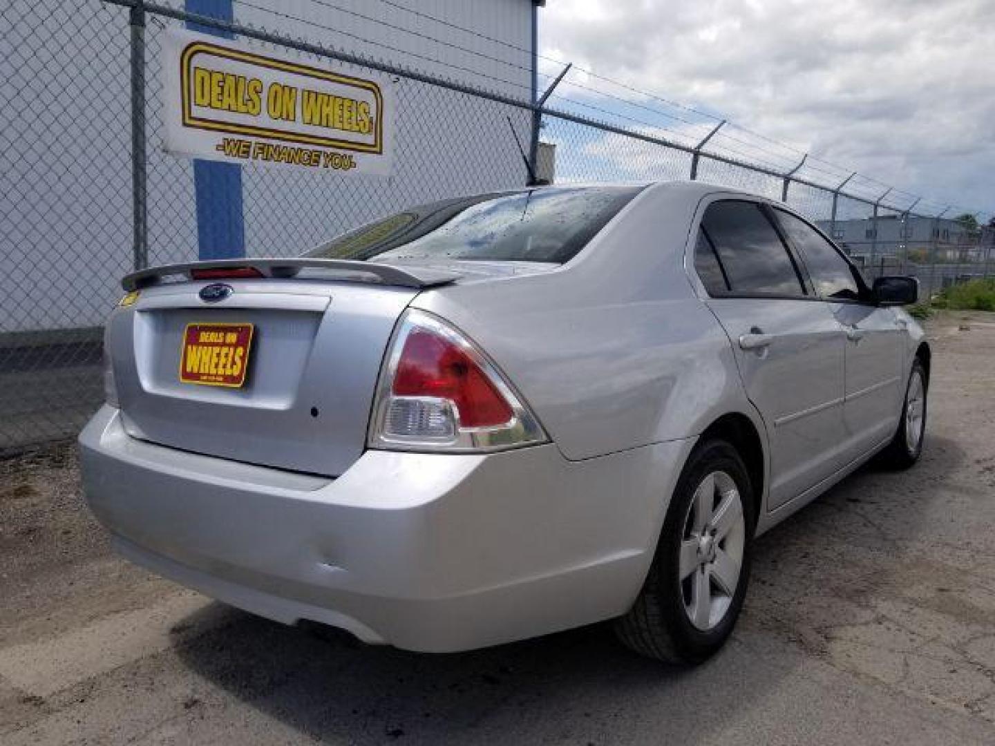 2009 Ford Fusion I4 SE (3FAHP07Z19R) with an 2.3L L4 DOHC 16V engine, located at 4801 10th Ave S,, Great Falls, MT, 59405, 0.000000, 0.000000 - Photo#4