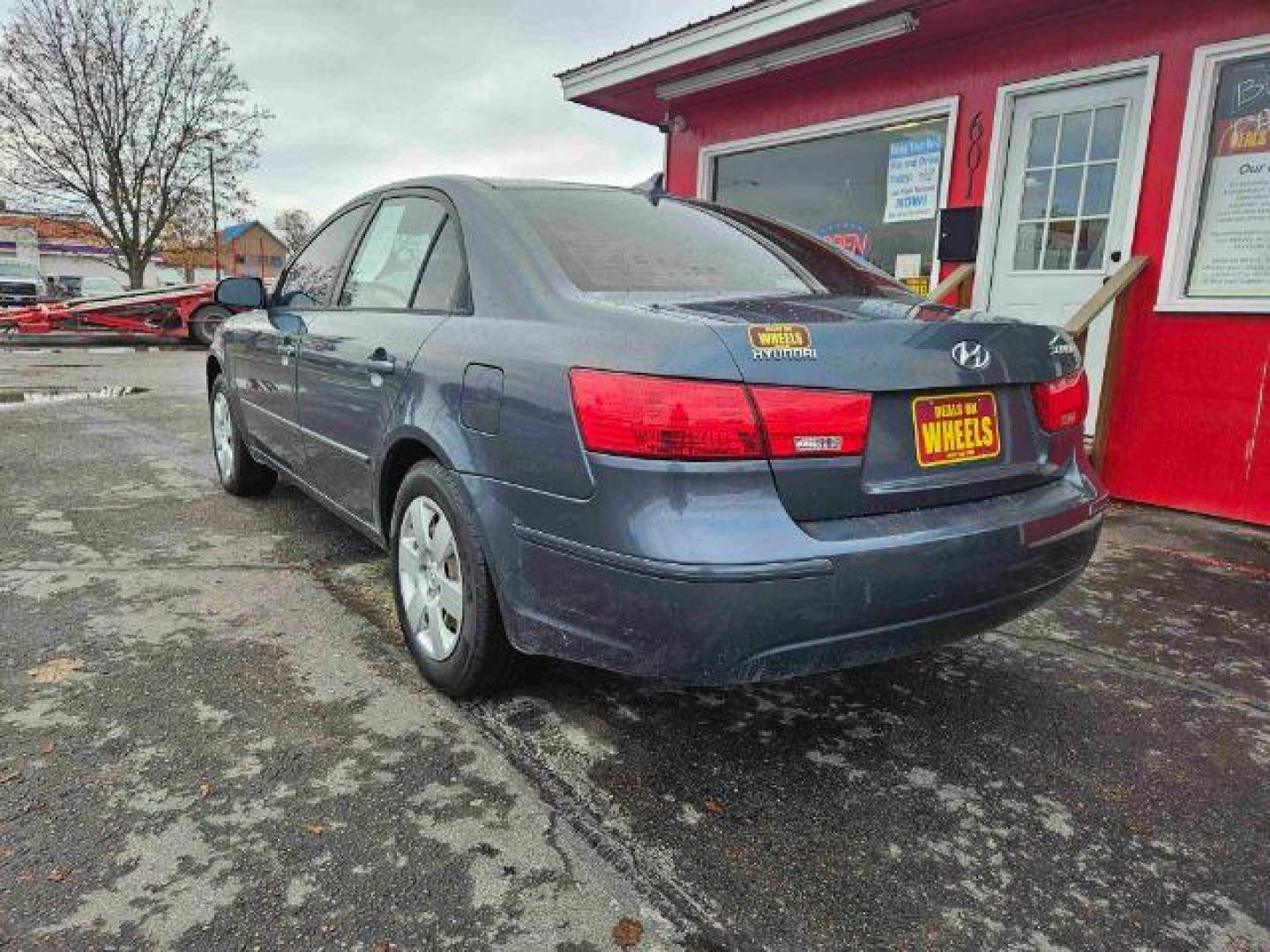 2009 Hyundai Sonata GLS (5NPET46C09H) with an 2.4L L4 DOHC 16V engine, located at 601 E. Idaho St., Kalispell, MT, 59901, (406) 300-4664, 0.000000, 0.000000 - Photo#2