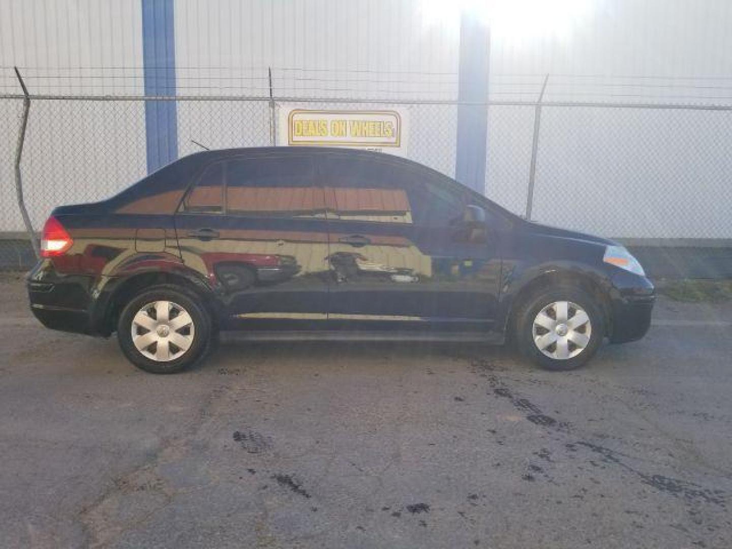 2009 Nissan Versa 1.6 Base Sedan (3N1CC11E79L) with an 1.6L L4 DOHC 16V engine, 5-Speed Manual transmission, located at 601 E. Idaho St., Kalispell, MT, 59901, (406) 300-4664, 0.000000, 0.000000 - Photo#5