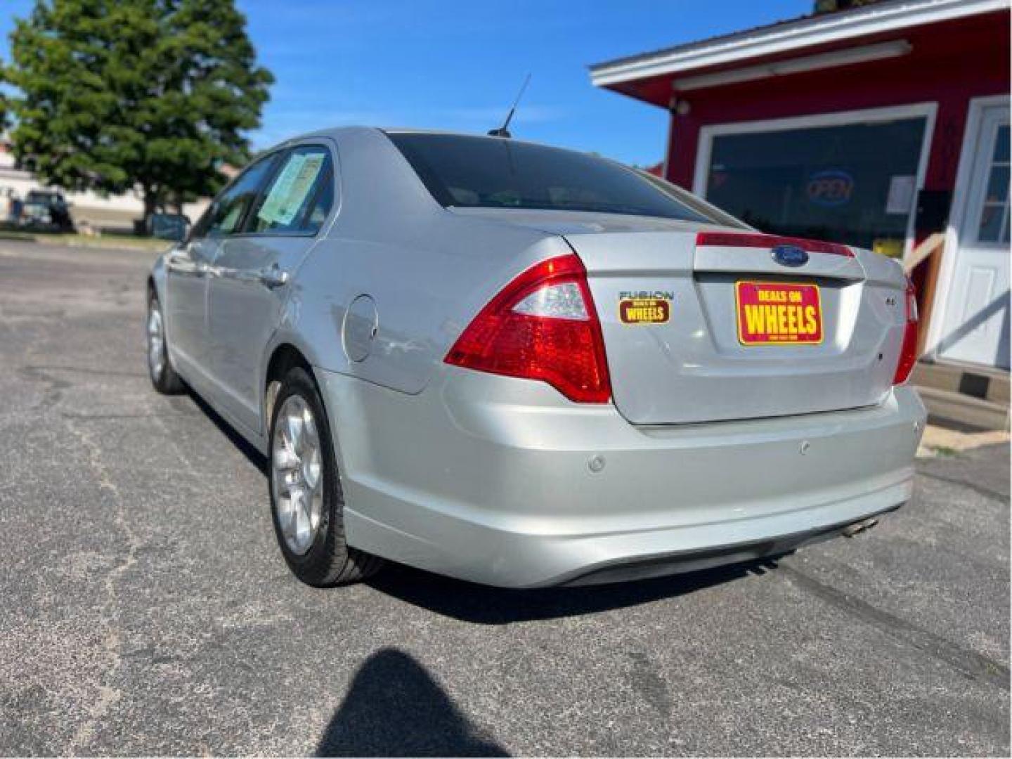 2010 Ford Fusion SE (3FAHP0HA9AR) with an 2.5L L4 DOHC 16V engine, located at 601 E. Idaho St., Kalispell, MT, 59901, (406) 300-4664, 0.000000, 0.000000 - Photo#2