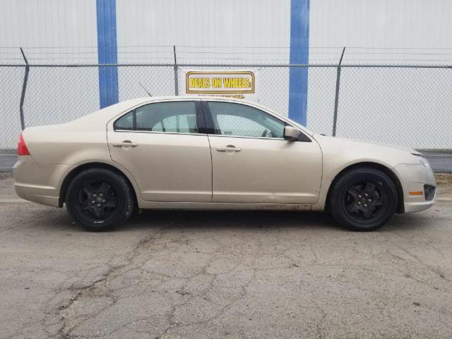 2010 Ford Fusion SE (3FAHP0HAXAR) with an 2.5L L4 DOHC 16V engine, located at 601 E. Idaho St., Kalispell, MT, 59901, (406) 300-4664, 0.000000, 0.000000 - Photo#3