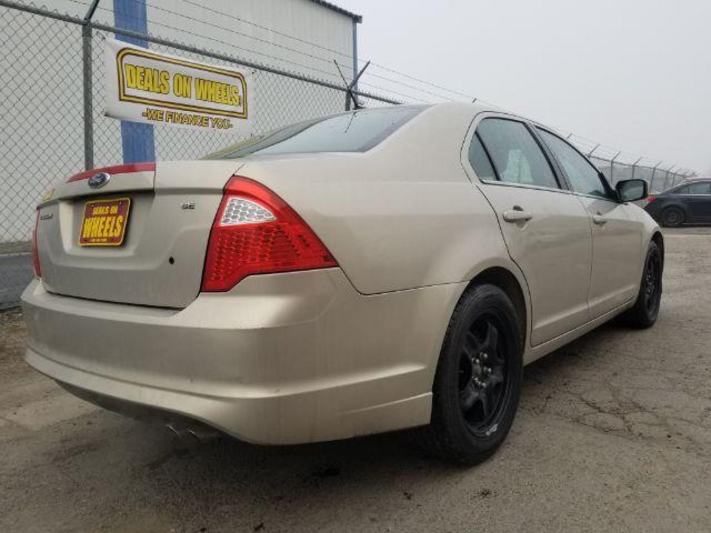 2010 Ford Fusion SE (3FAHP0HAXAR) with an 2.5L L4 DOHC 16V engine, located at 601 E. Idaho St., Kalispell, MT, 59901, (406) 300-4664, 0.000000, 0.000000 - Photo#4