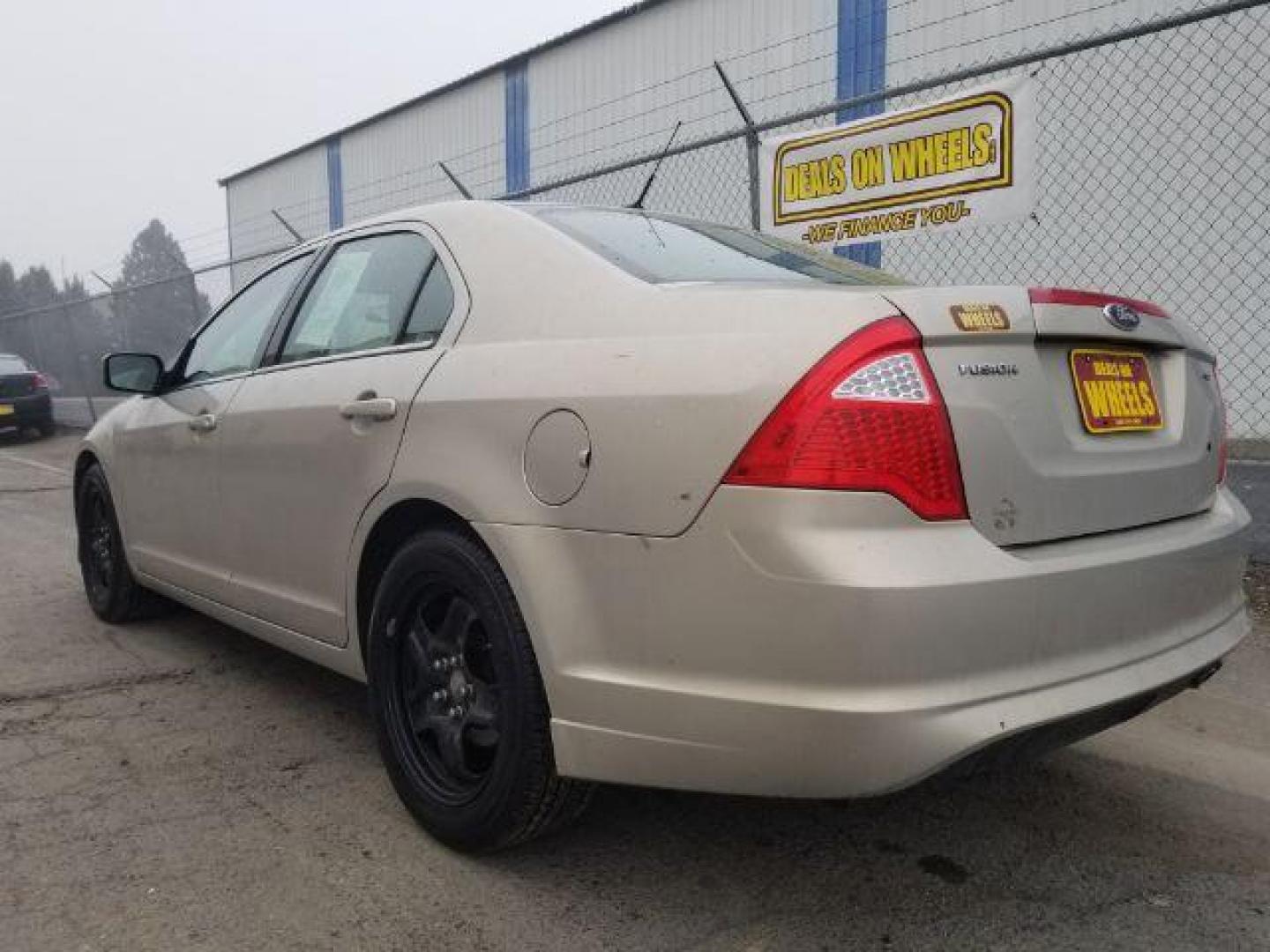 2010 Ford Fusion SE (3FAHP0HAXAR) with an 2.5L L4 DOHC 16V engine, located at 601 E. Idaho St., Kalispell, MT, 59901, (406) 300-4664, 0.000000, 0.000000 - Photo#5