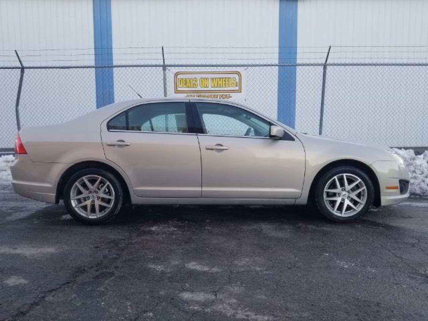 2010 Ford Fusion SE (3FAHP0HA9AR) with an 2.5L L4 DOHC 16V engine, located at 601 E. Idaho St., Kalispell, MT, 59901, (406) 300-4664, 0.000000, 0.000000 - Photo#3