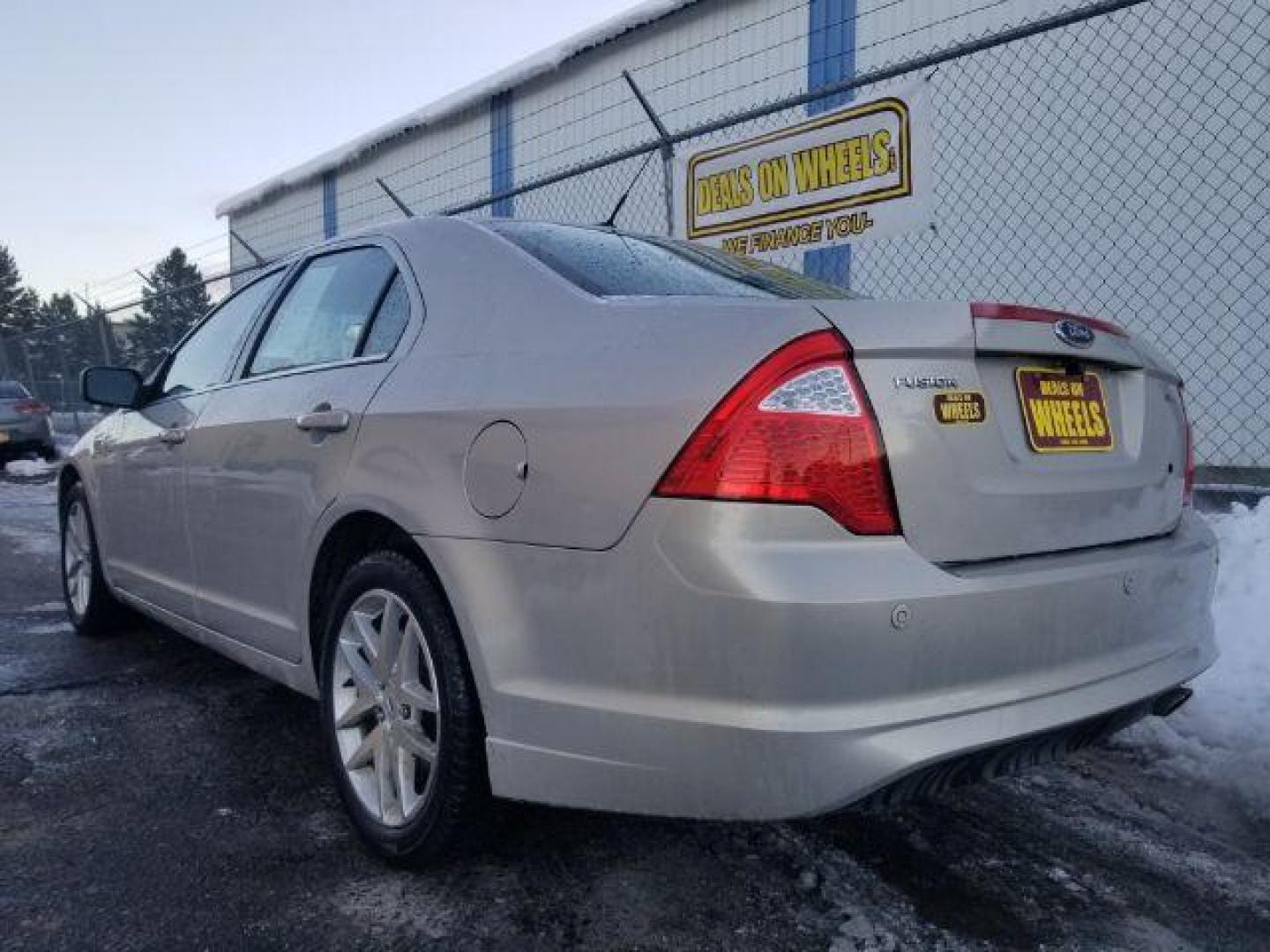 2010 Ford Fusion SE (3FAHP0HA9AR) with an 2.5L L4 DOHC 16V engine, located at 601 E. Idaho St., Kalispell, MT, 59901, (406) 300-4664, 0.000000, 0.000000 - Photo#5