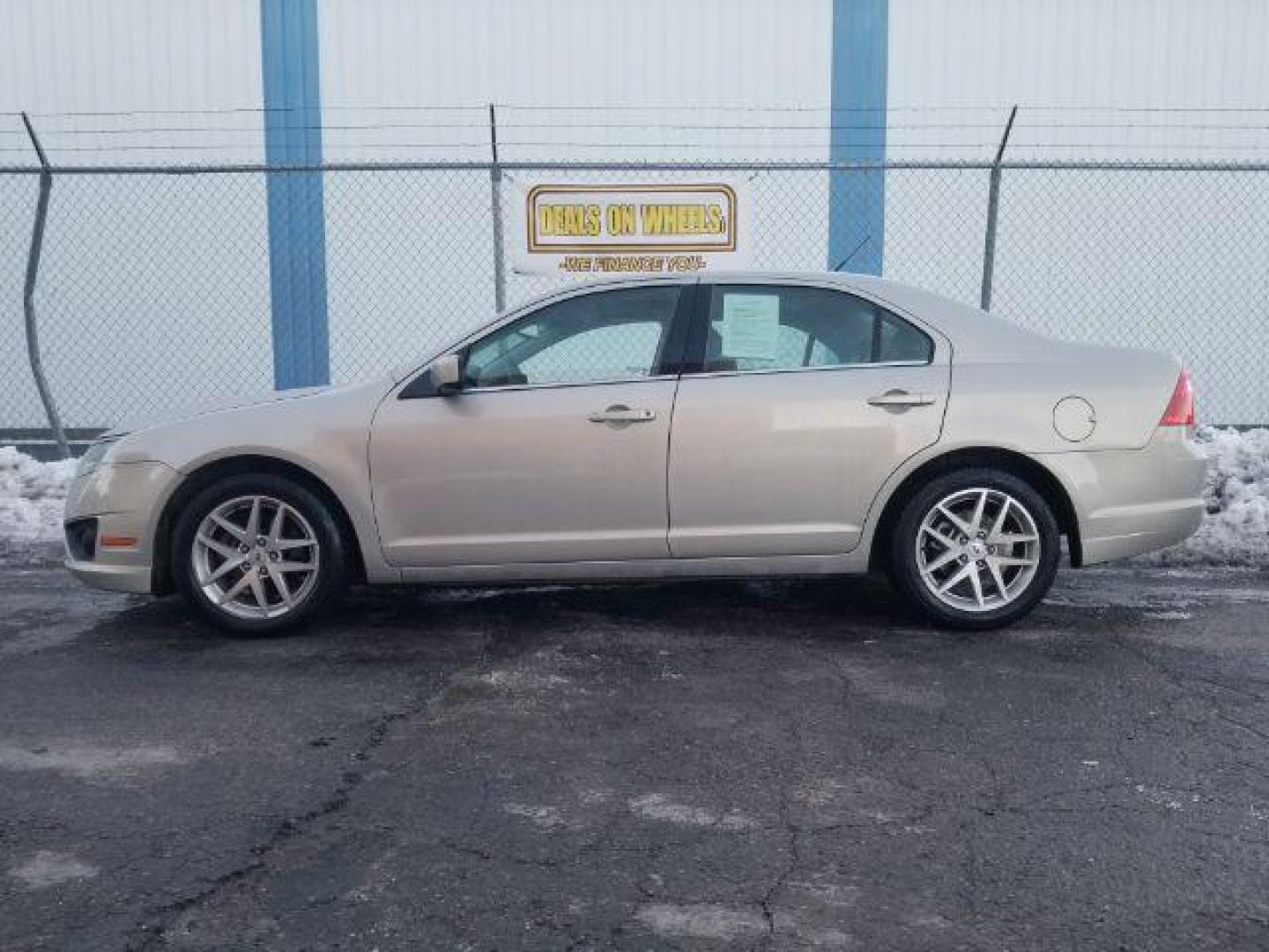 2010 Ford Fusion SE (3FAHP0HA9AR) with an 2.5L L4 DOHC 16V engine, located at 601 E. Idaho St., Kalispell, MT, 59901, (406) 300-4664, 0.000000, 0.000000 - Photo#6