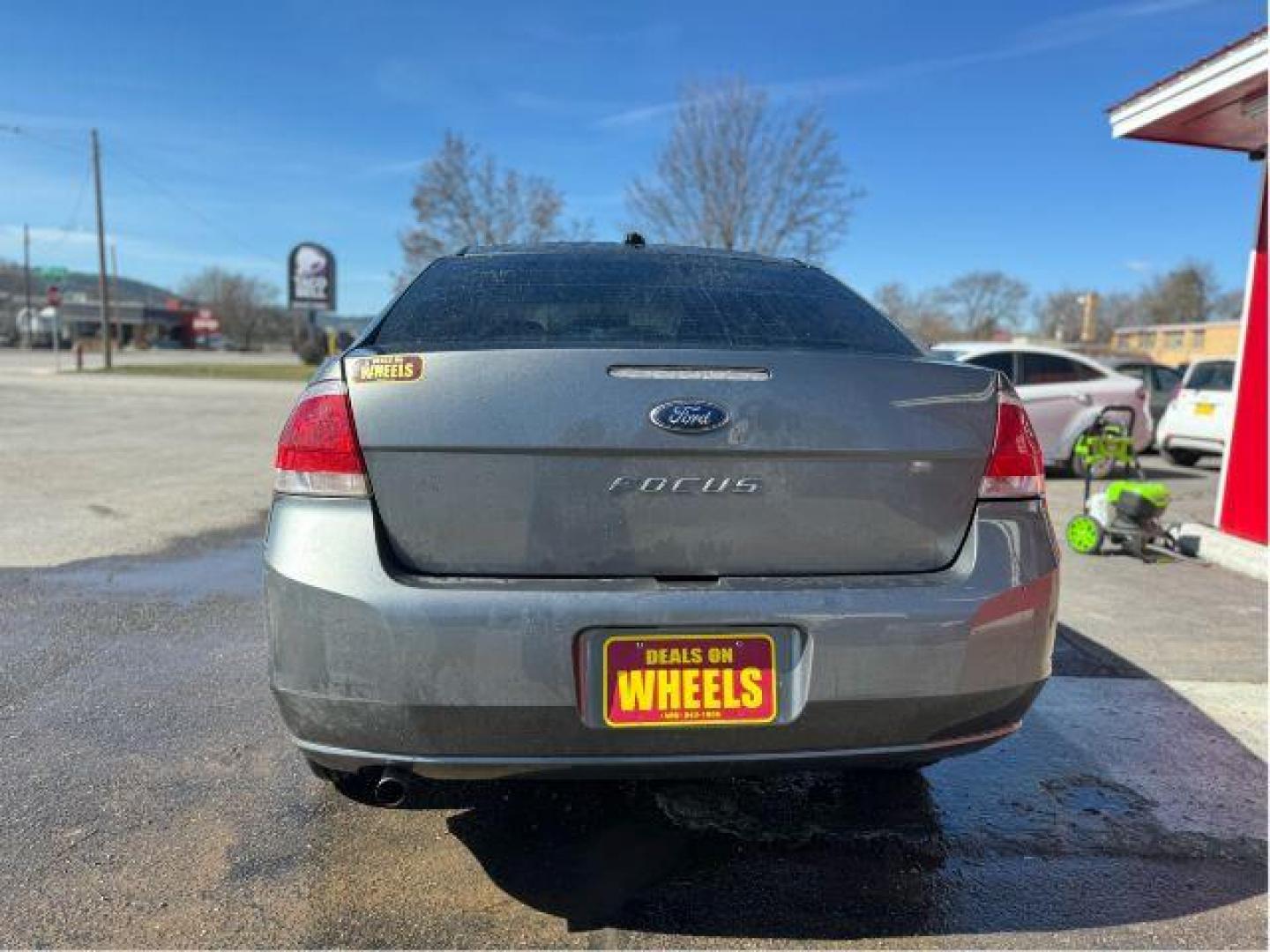 2011 Ford Focus SE Sedan (1FAHP3FN1BW) with an 2.0L L4 DOHC 16V engine, located at 601 E. Idaho St., Kalispell, MT, 59901, (406) 300-4664, 0.000000, 0.000000 - Photo#3