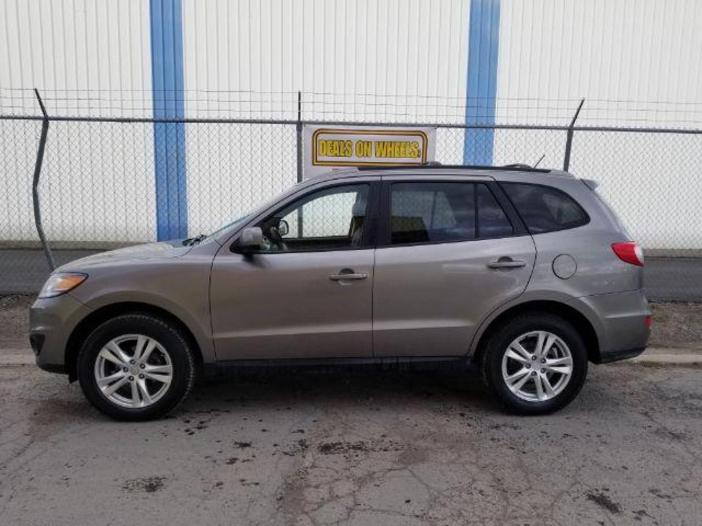 2012 Hyundai Santa Fe SE 3.5 4WD (5XYZHDAG9CG) with an 3.5L V6 DOHC 24V engine, 6-Speed Automatic transmission, located at 601 E. Idaho St., Kalispell, MT, 59901, (406) 300-4664, 0.000000, 0.000000 - Photo#2