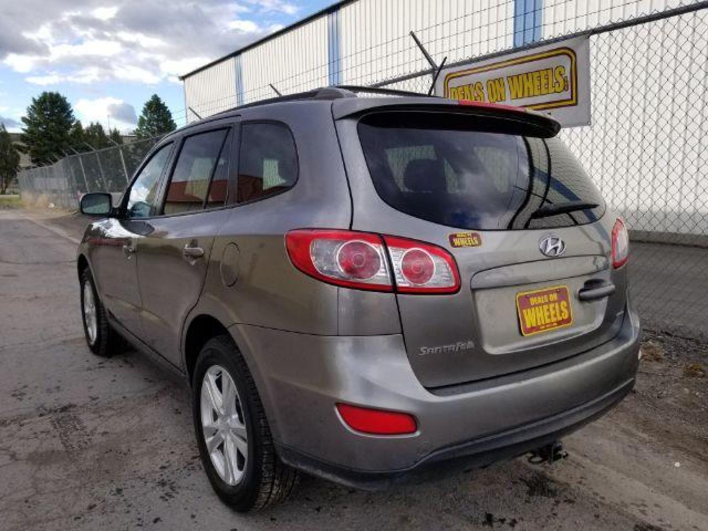 2012 Hyundai Santa Fe SE 3.5 4WD (5XYZHDAG9CG) with an 3.5L V6 DOHC 24V engine, 6-Speed Automatic transmission, located at 601 E. Idaho St., Kalispell, MT, 59901, (406) 300-4664, 0.000000, 0.000000 - Photo#3