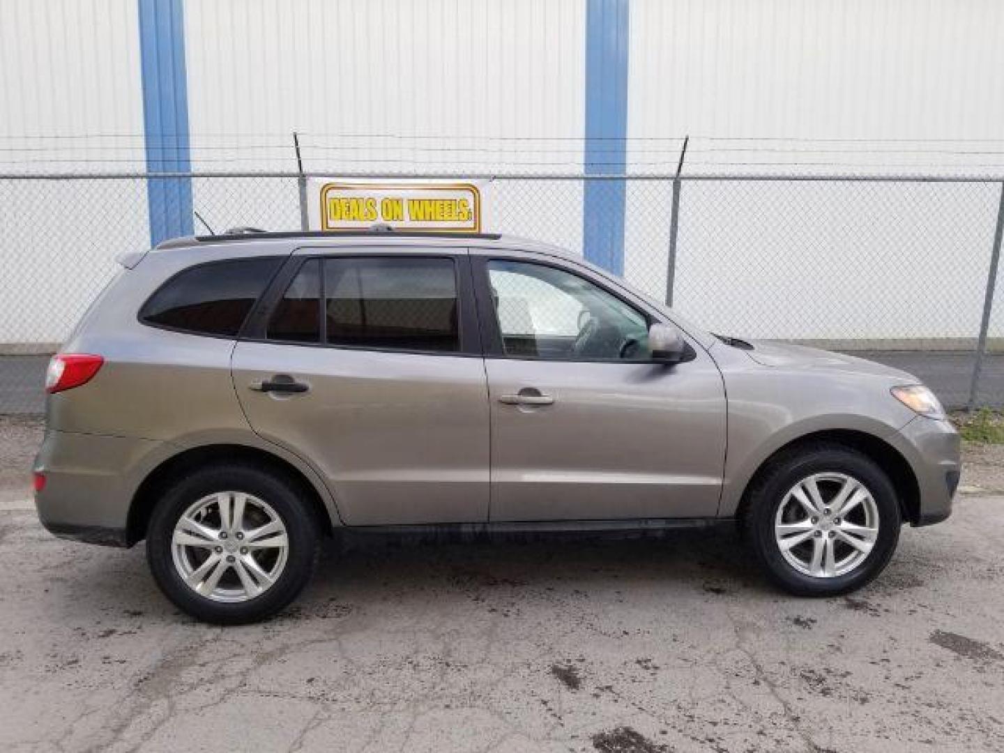 2012 Hyundai Santa Fe SE 3.5 4WD (5XYZHDAG9CG) with an 3.5L V6 DOHC 24V engine, 6-Speed Automatic transmission, located at 601 E. Idaho St., Kalispell, MT, 59901, (406) 300-4664, 0.000000, 0.000000 - Photo#5